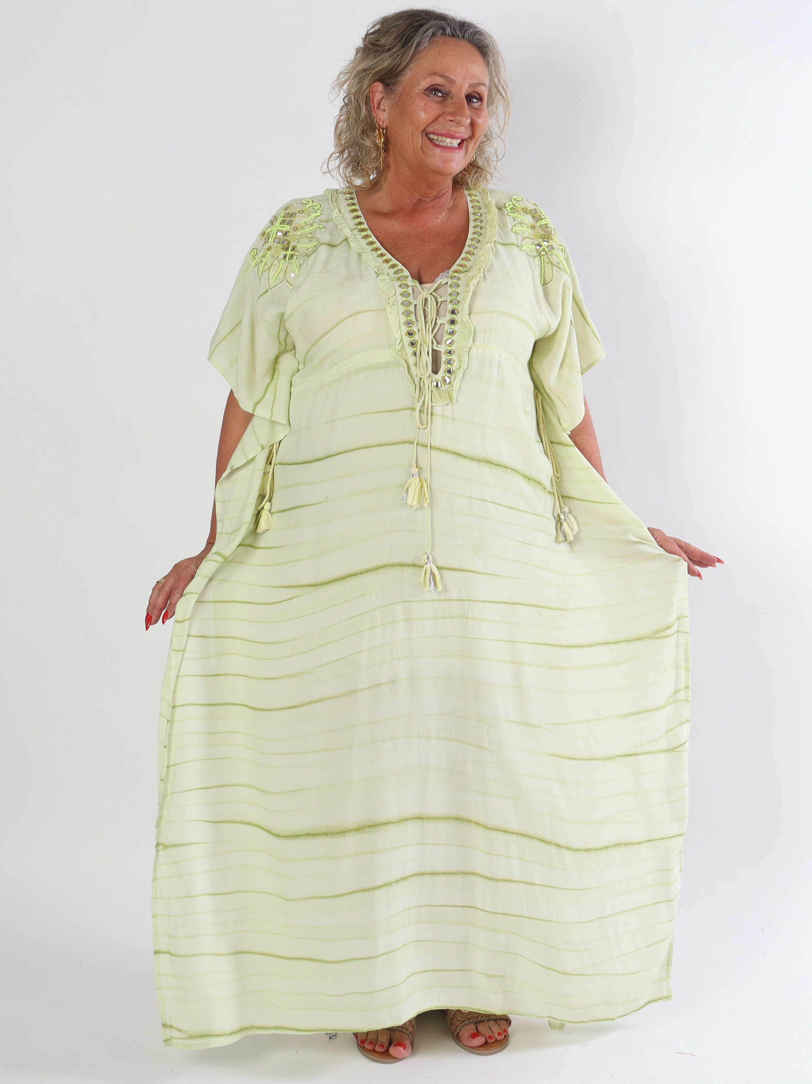 Avery - Plus size-klänning i viskos med pärlor och spets vid bröstet