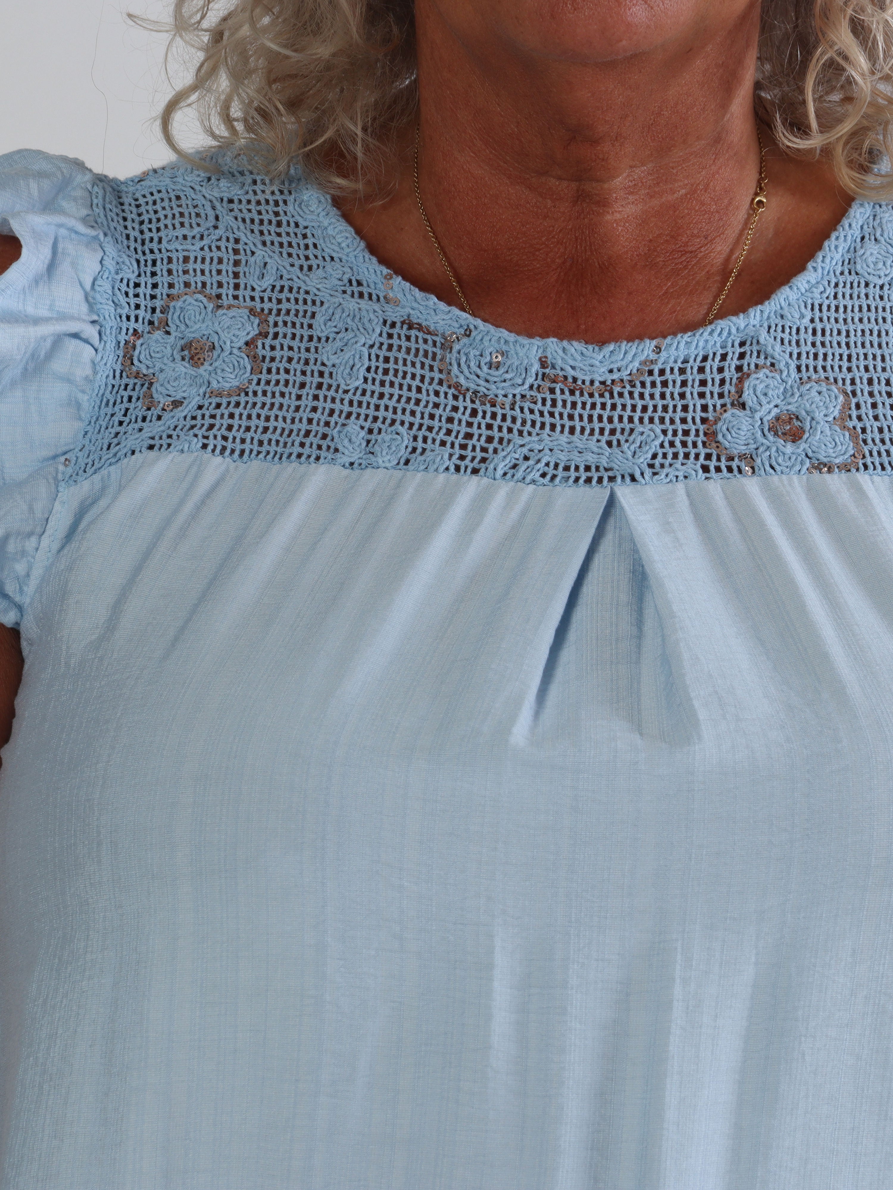 Aviaya - Plus size kjole med flæseærmer og hæklet detalje foroven pyntet med pailletter