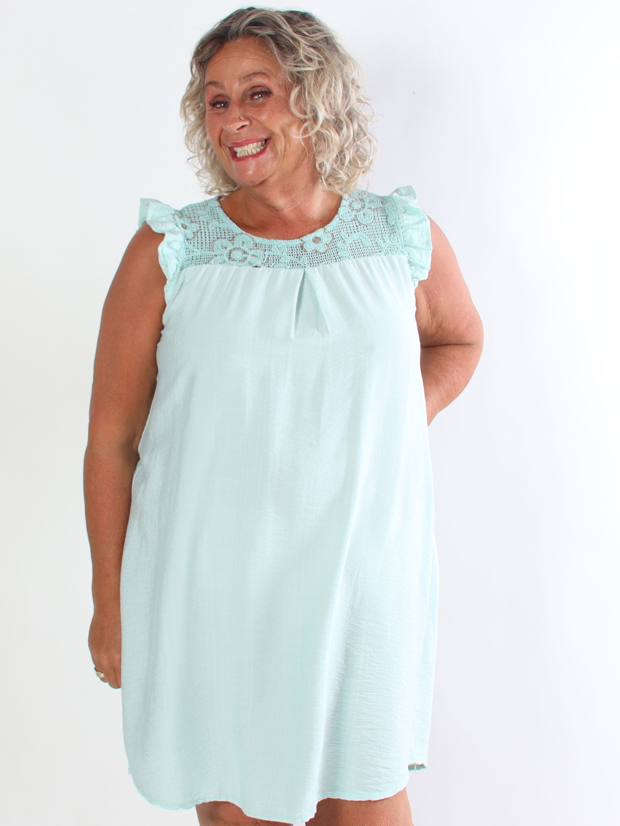 Aviaya - Plus size kjole med flæseærmer og hæklet detalje foroven pyntet med pailletter