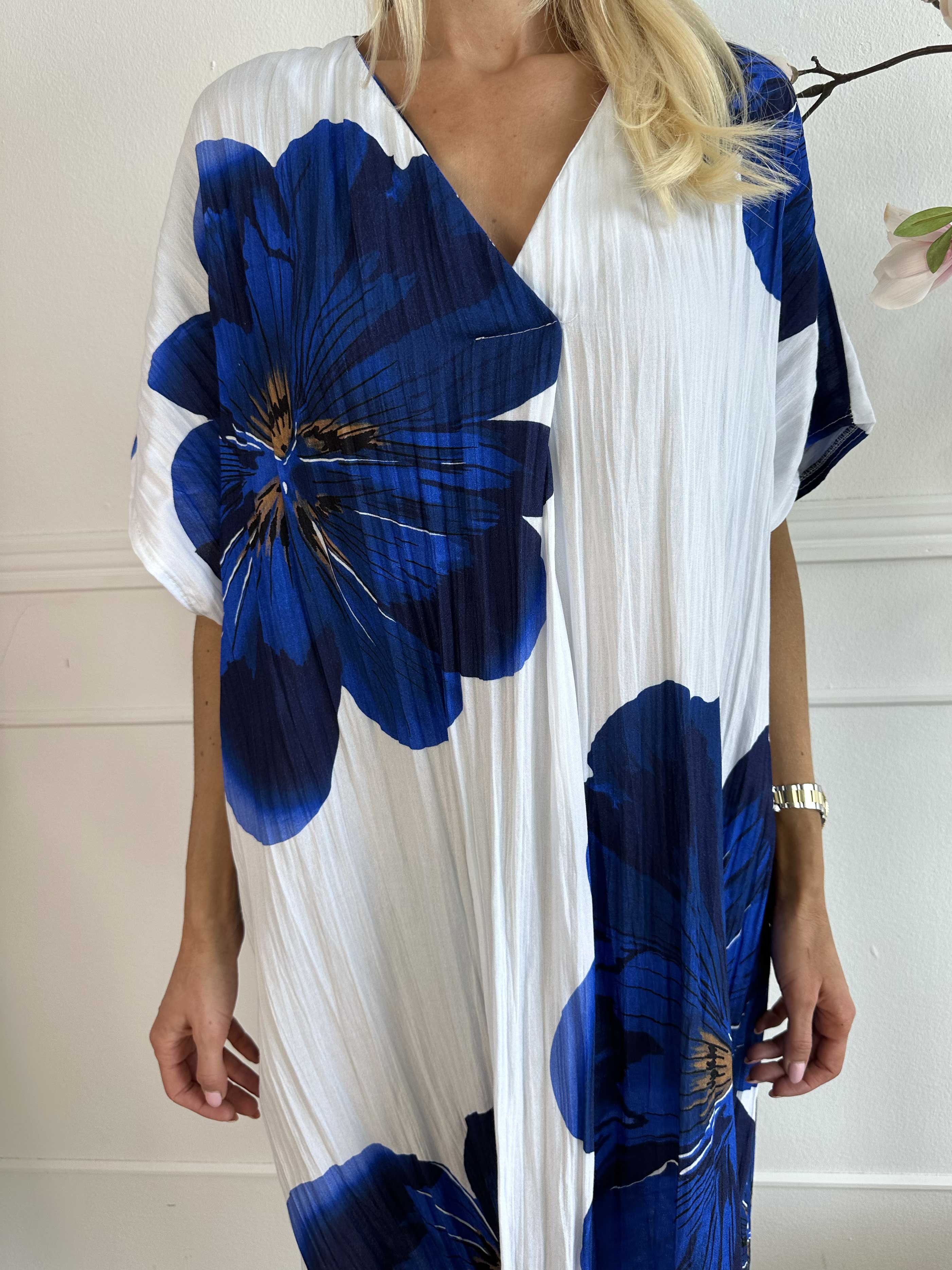 Aya - Blommig t-shirtklänning i viskos