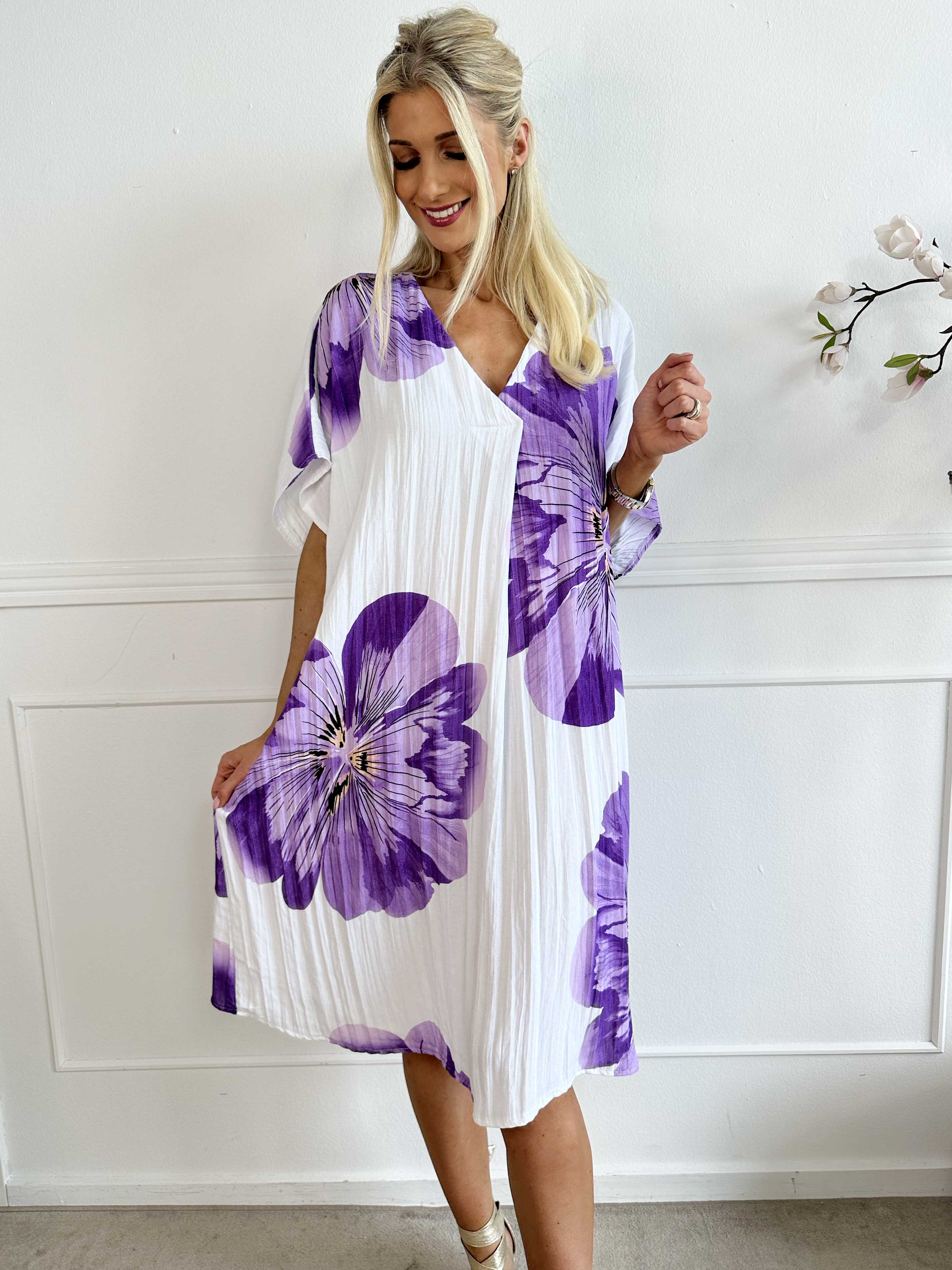 Aya - Blommig t-shirtklänning i viskos