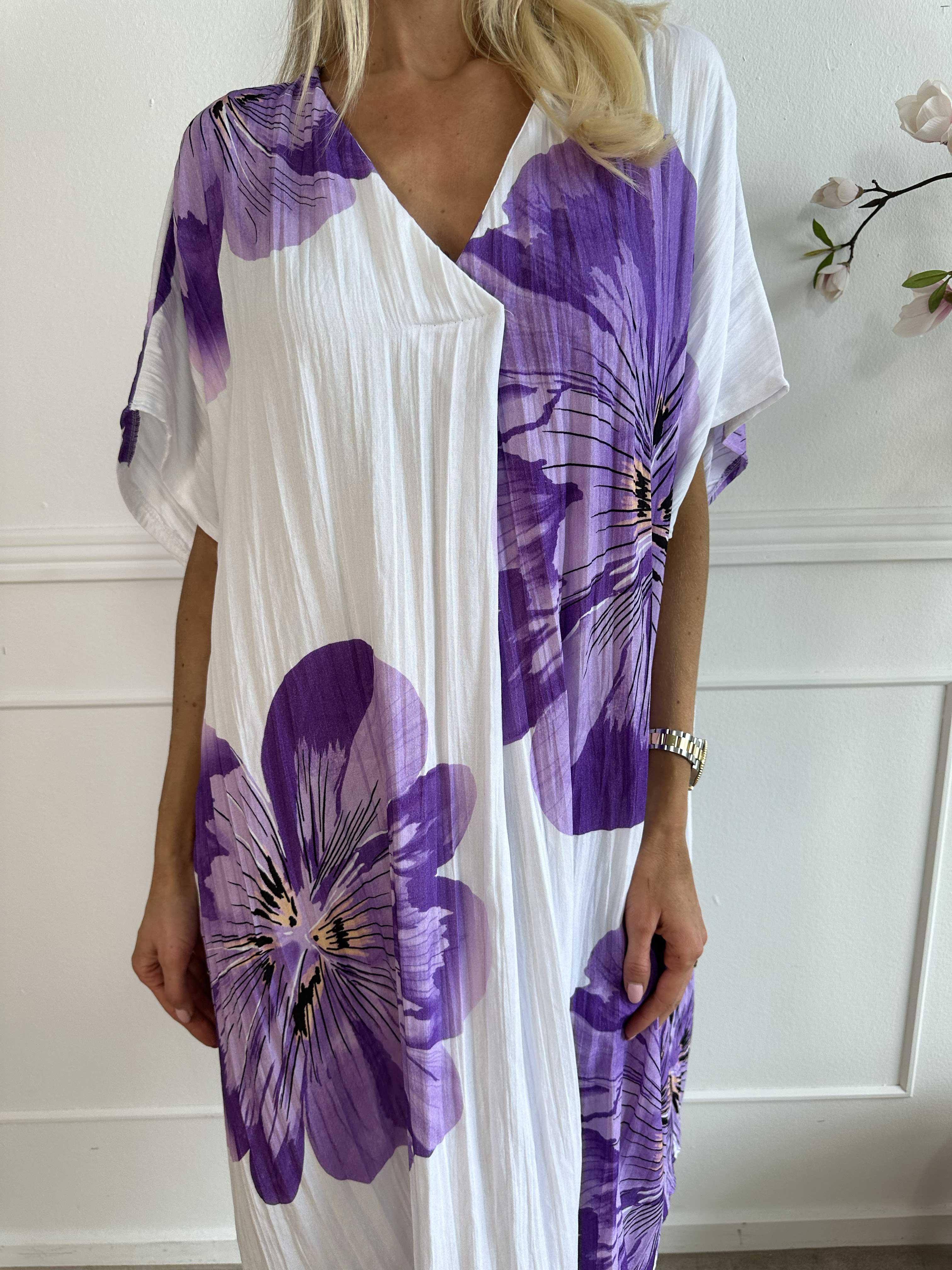 Aya - Blommig t-shirtklänning i viskos