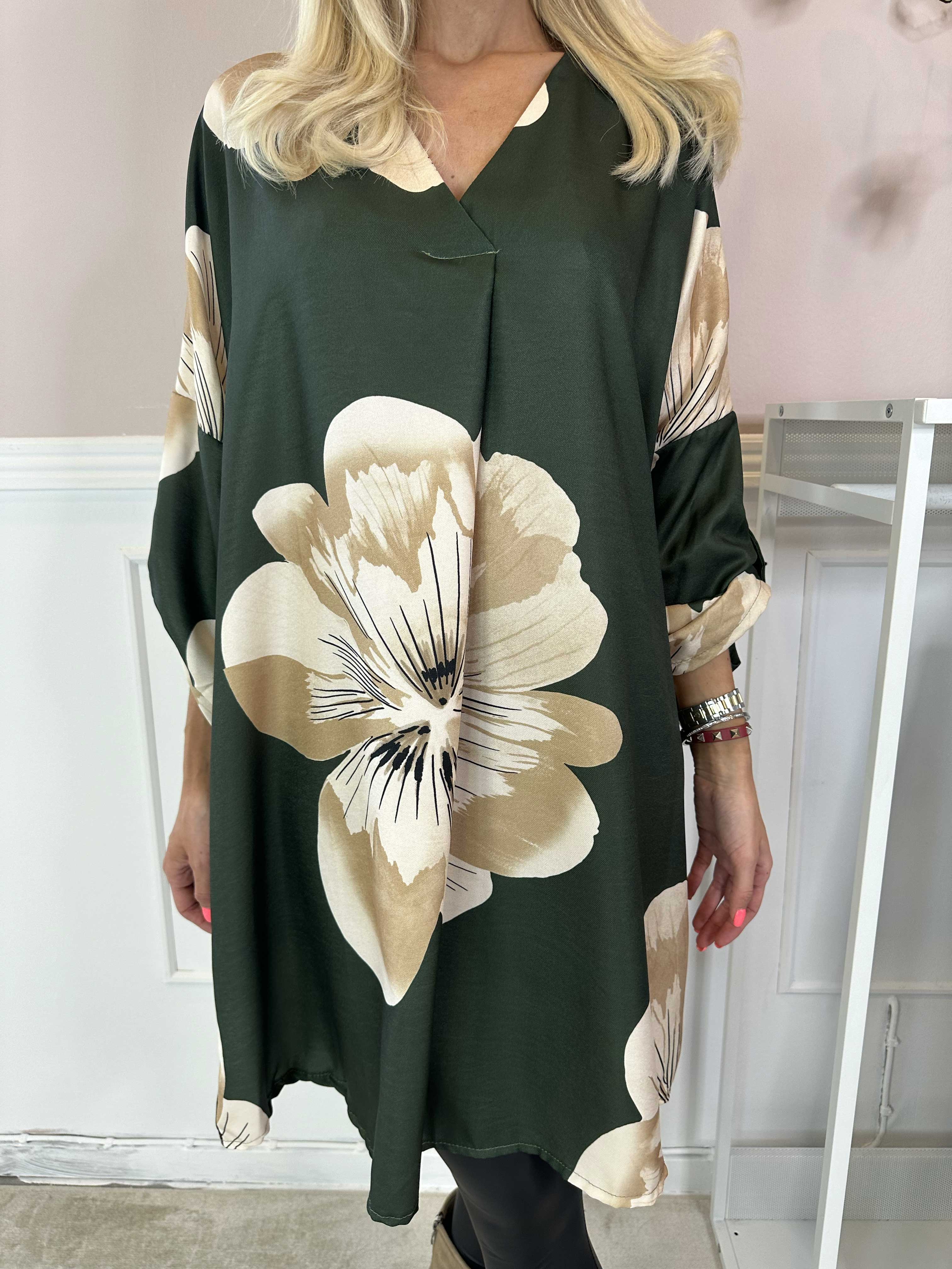 Aya L/S - Söt klänning i viskos med blommor