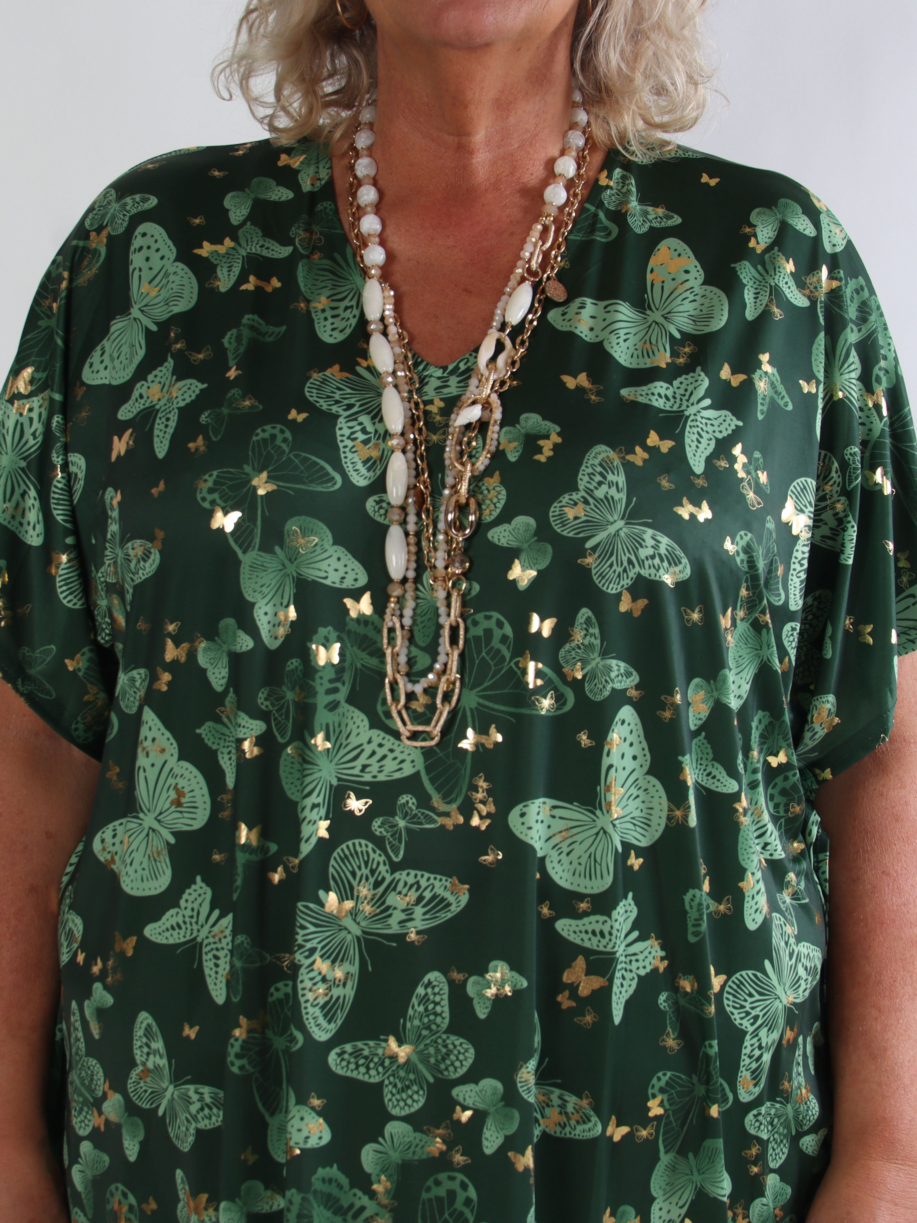 Reem Butterfly - Elastisk plus size kjole med sommerfugleprint og v-udskæring