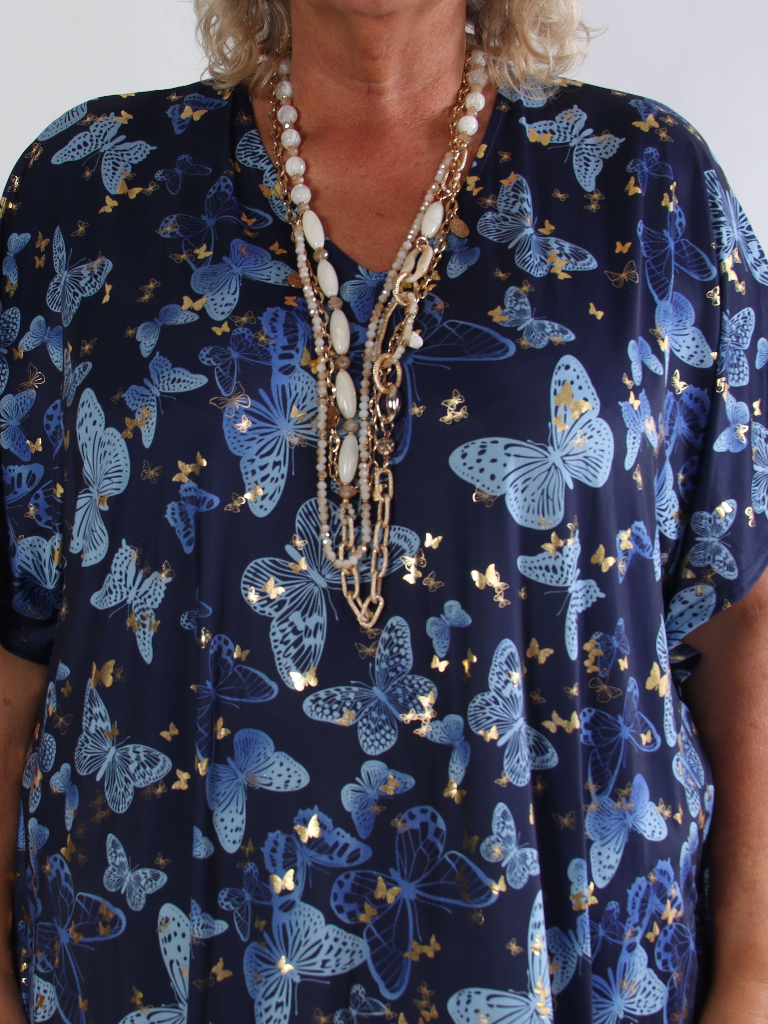 Reem Butterfly - Elastisk plus size kjole med sommerfugleprint og v-udskæring