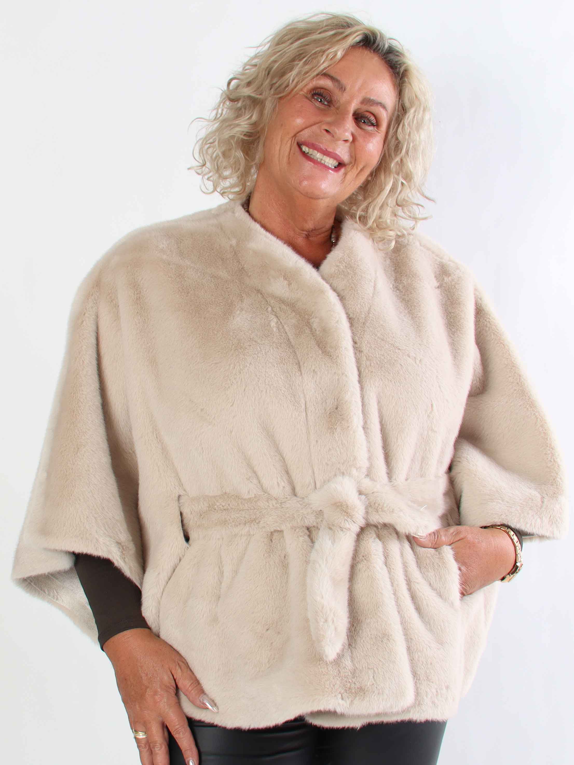 Barbara - Kort mjuk plus size faux fur kappa/jacka