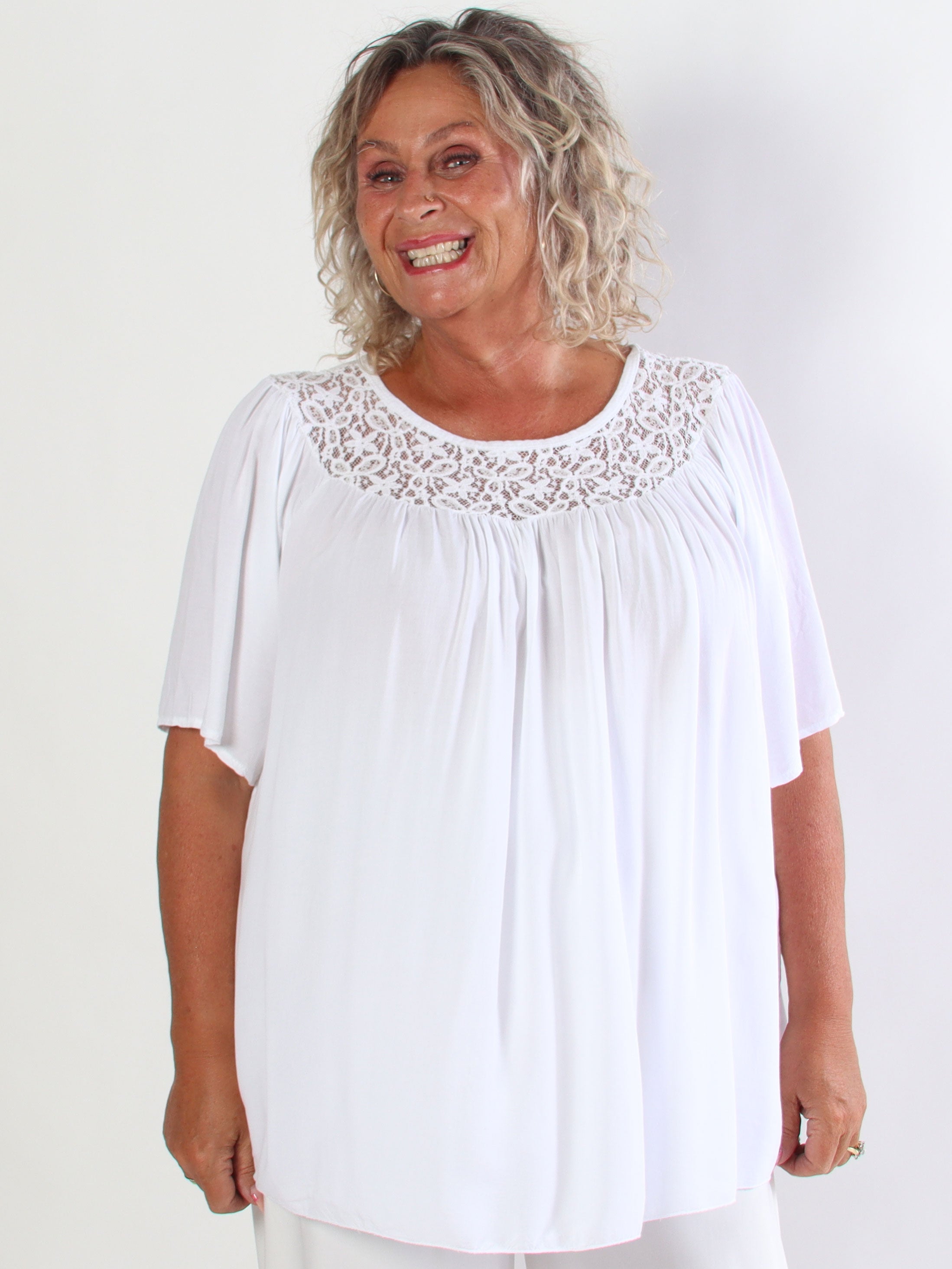 Batilda - Feminin plus size tunika i viskose med blondedetaljer