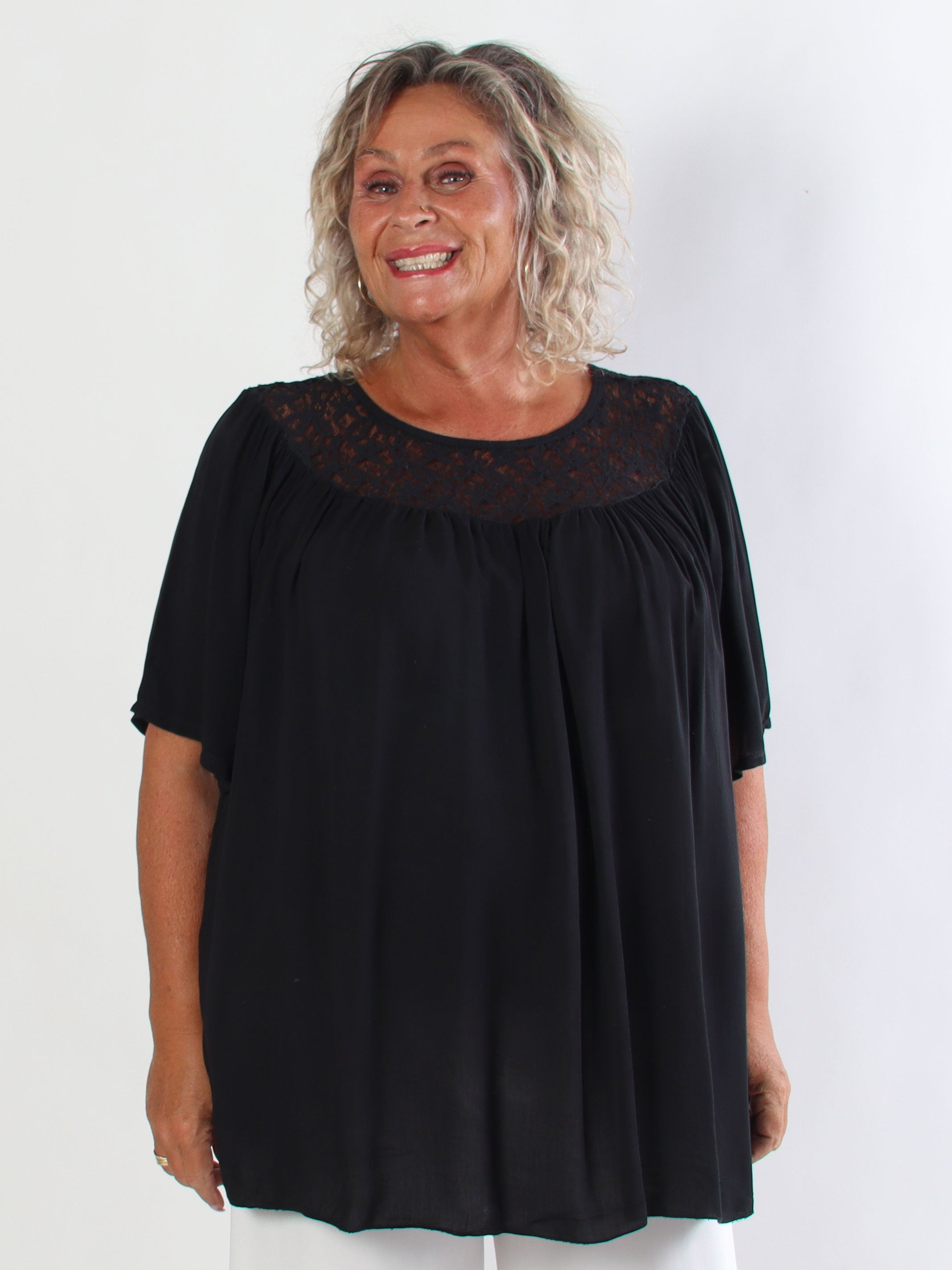 Batilda - Feminin plus size tunika i viskose med blondedetaljer