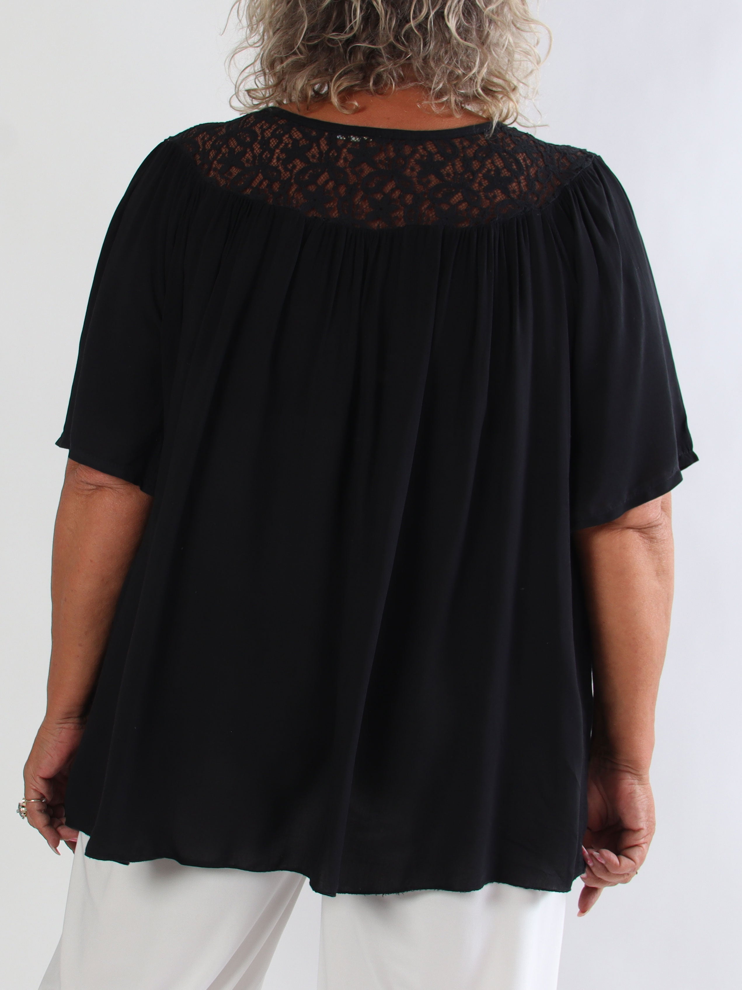 Batilda - Feminin plus size tunika i viskose med blondedetaljer