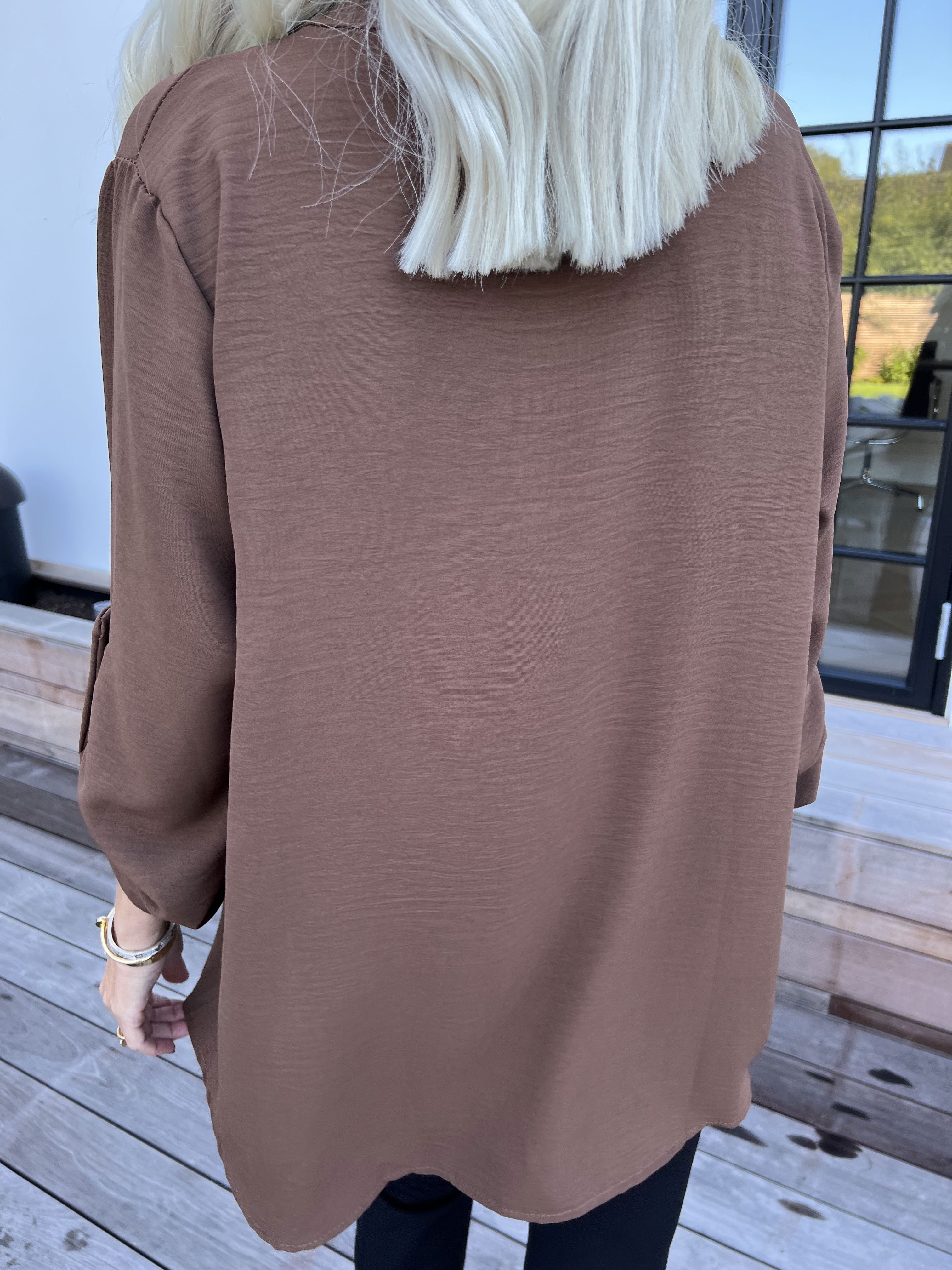 Bekka - Skjorta i viskos med guldfärgade knappar och brosch