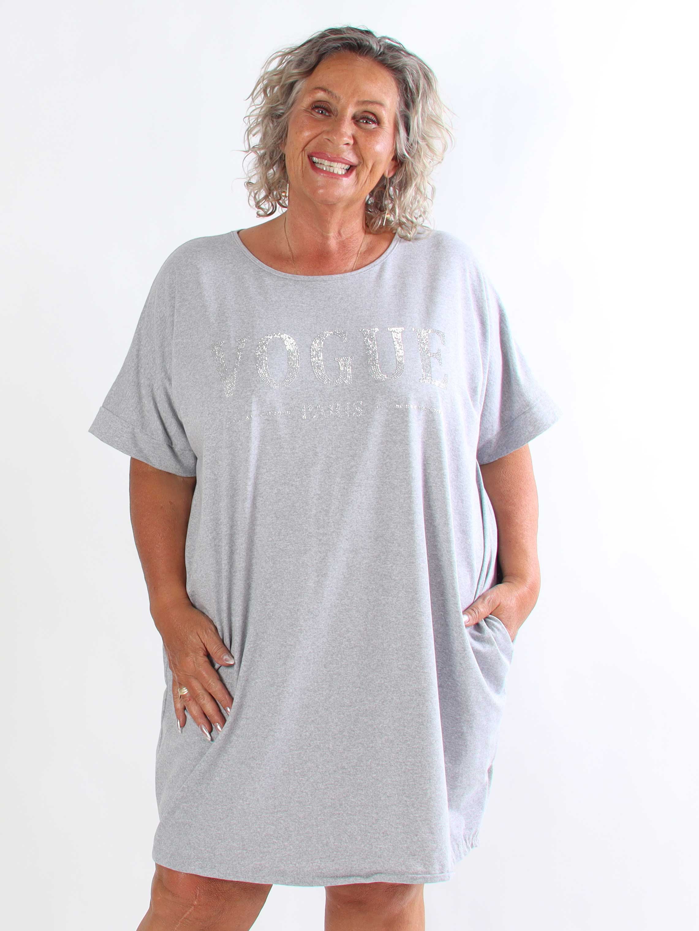 Berna - Plus size t-shirtkjole i bomuld med lommer og glimtende “VOGUE”-detalje