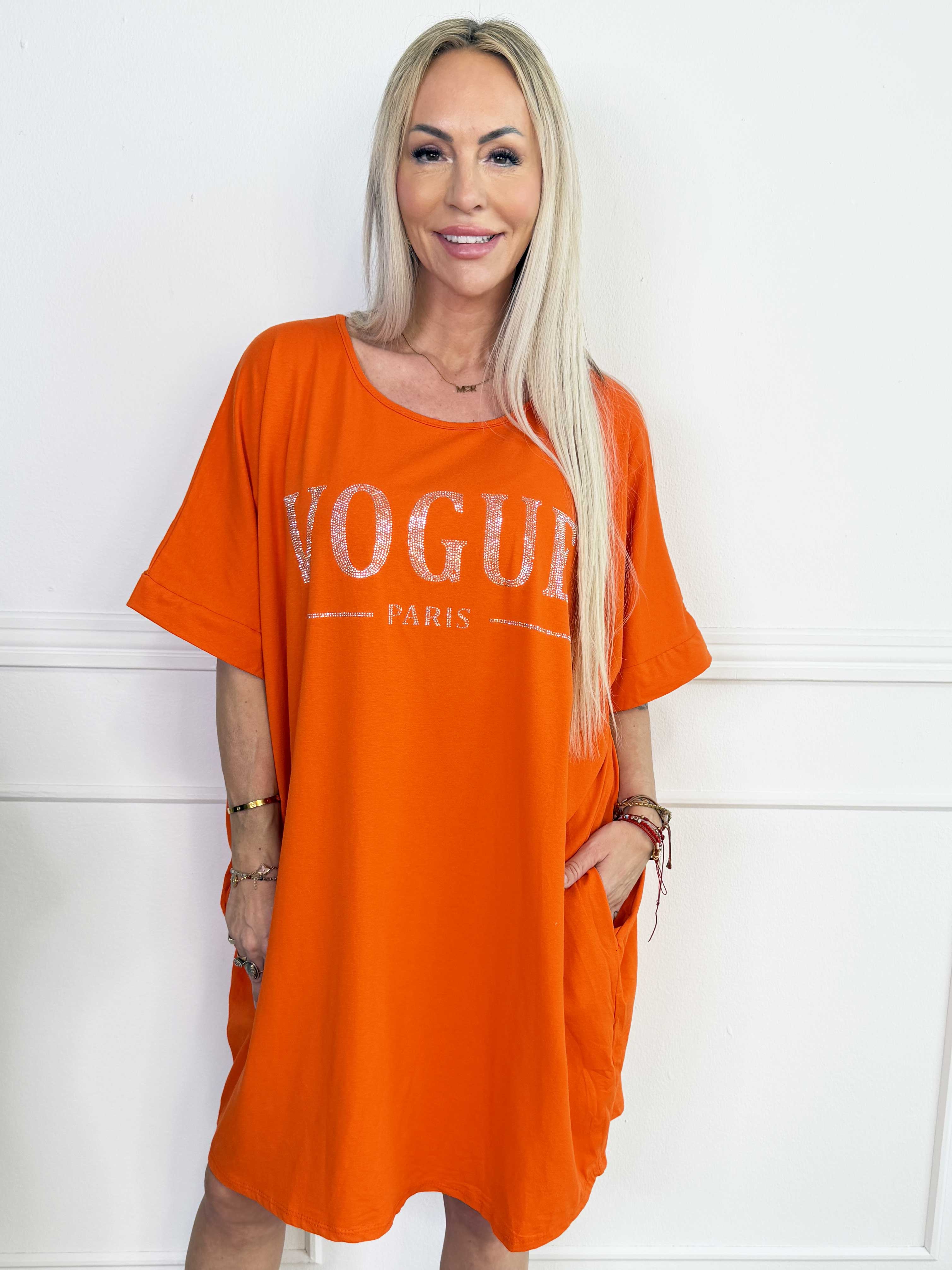 Berna - T-shirtkjole i bomuld med lommer og glimtende “VOGUE”-detalje