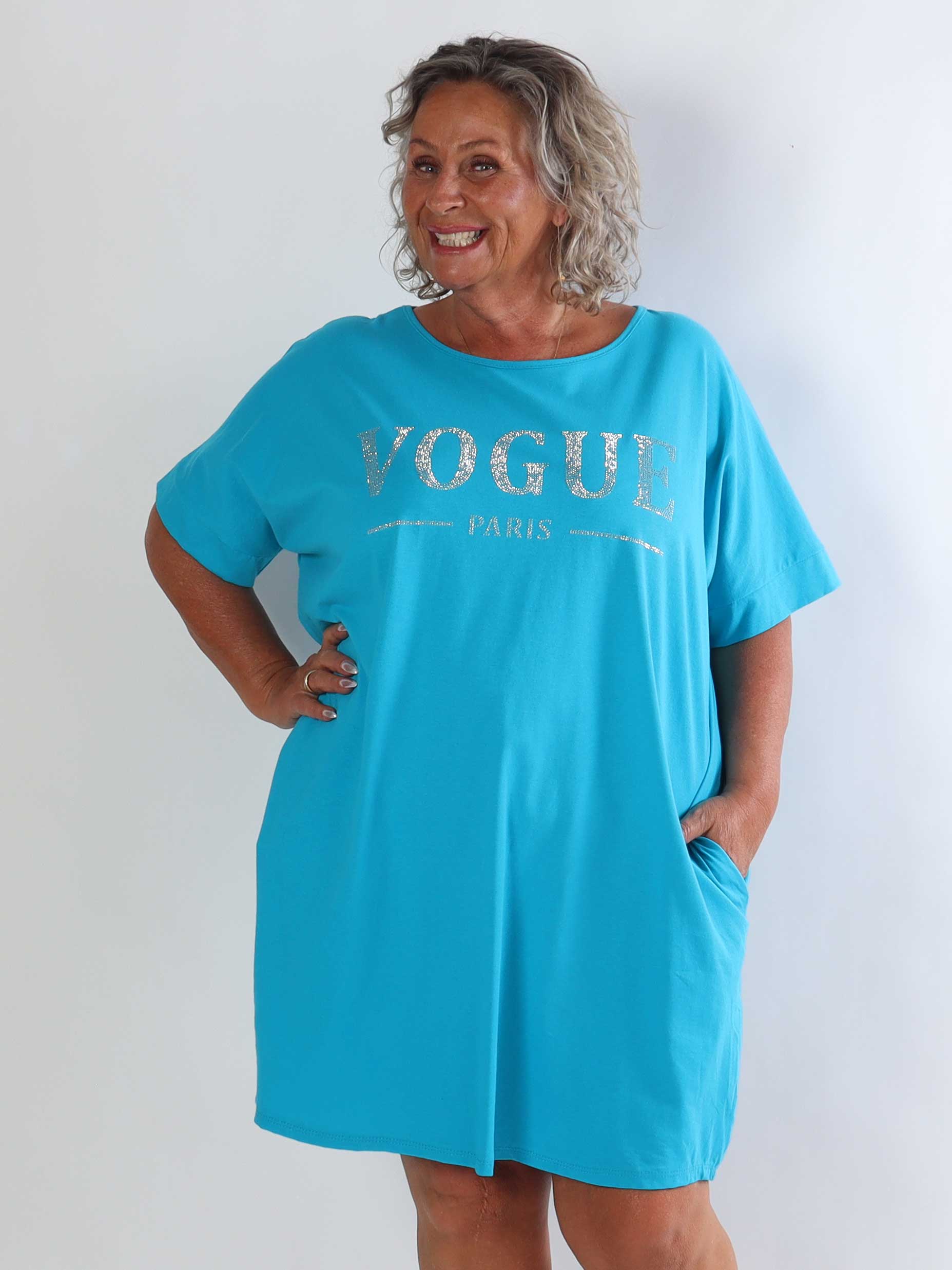 Berna - Plus size t-shirtkjole i bomuld med lommer og glimtende “VOGUE”-detalje