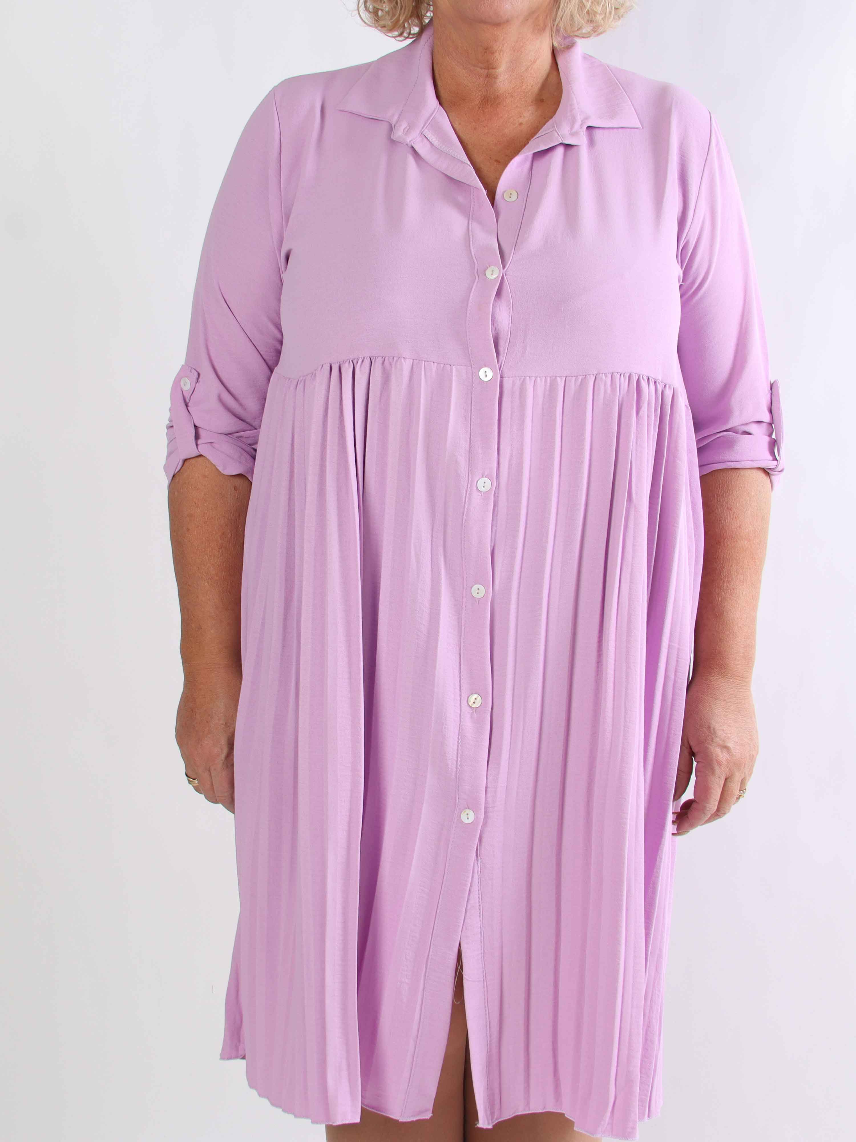 Betsy - Plus size skjortekjole i blød viskose med plisseret skørt