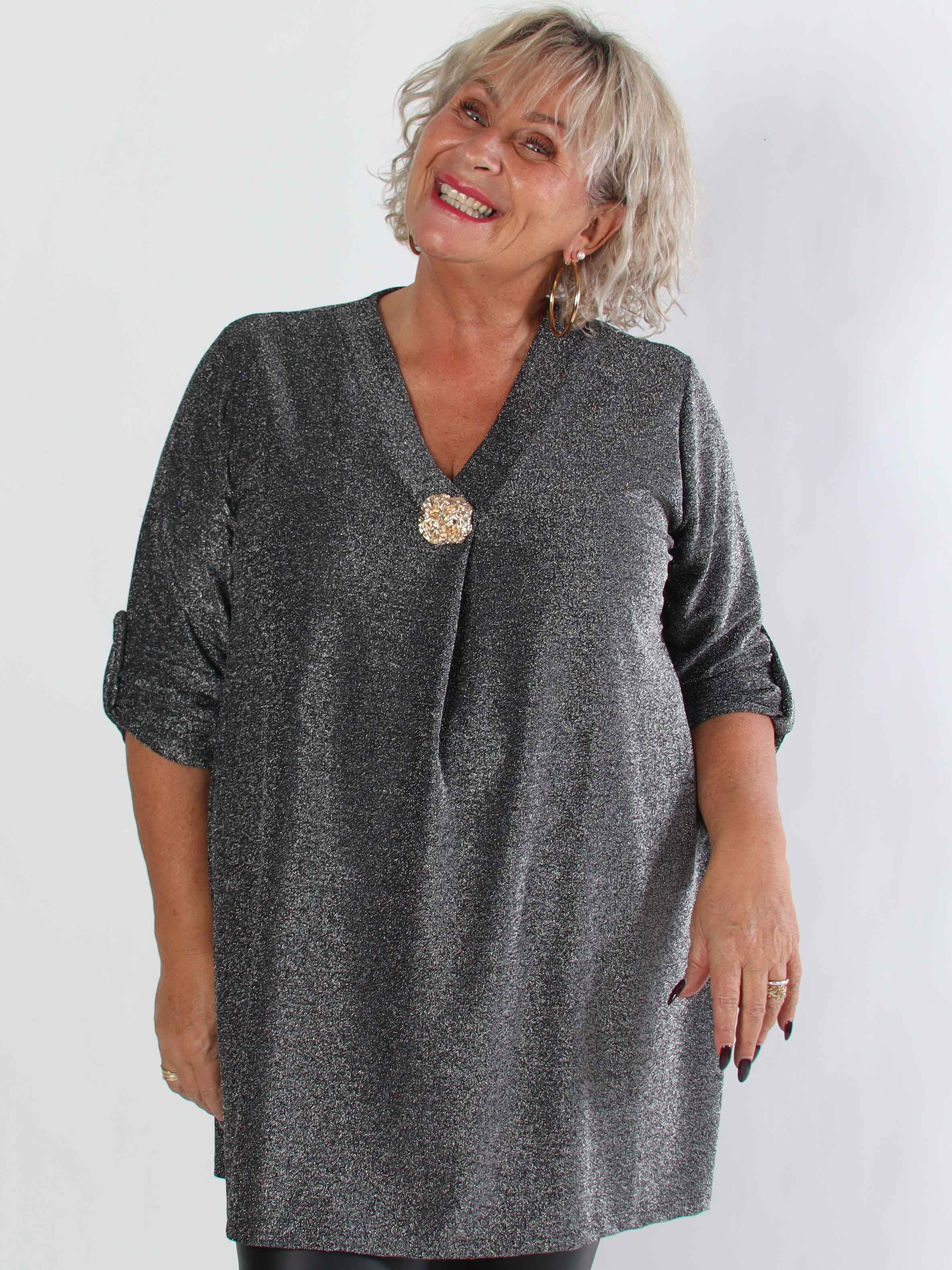 Betty - Söt glittrig plus size tunikaklänning med guldbrosch