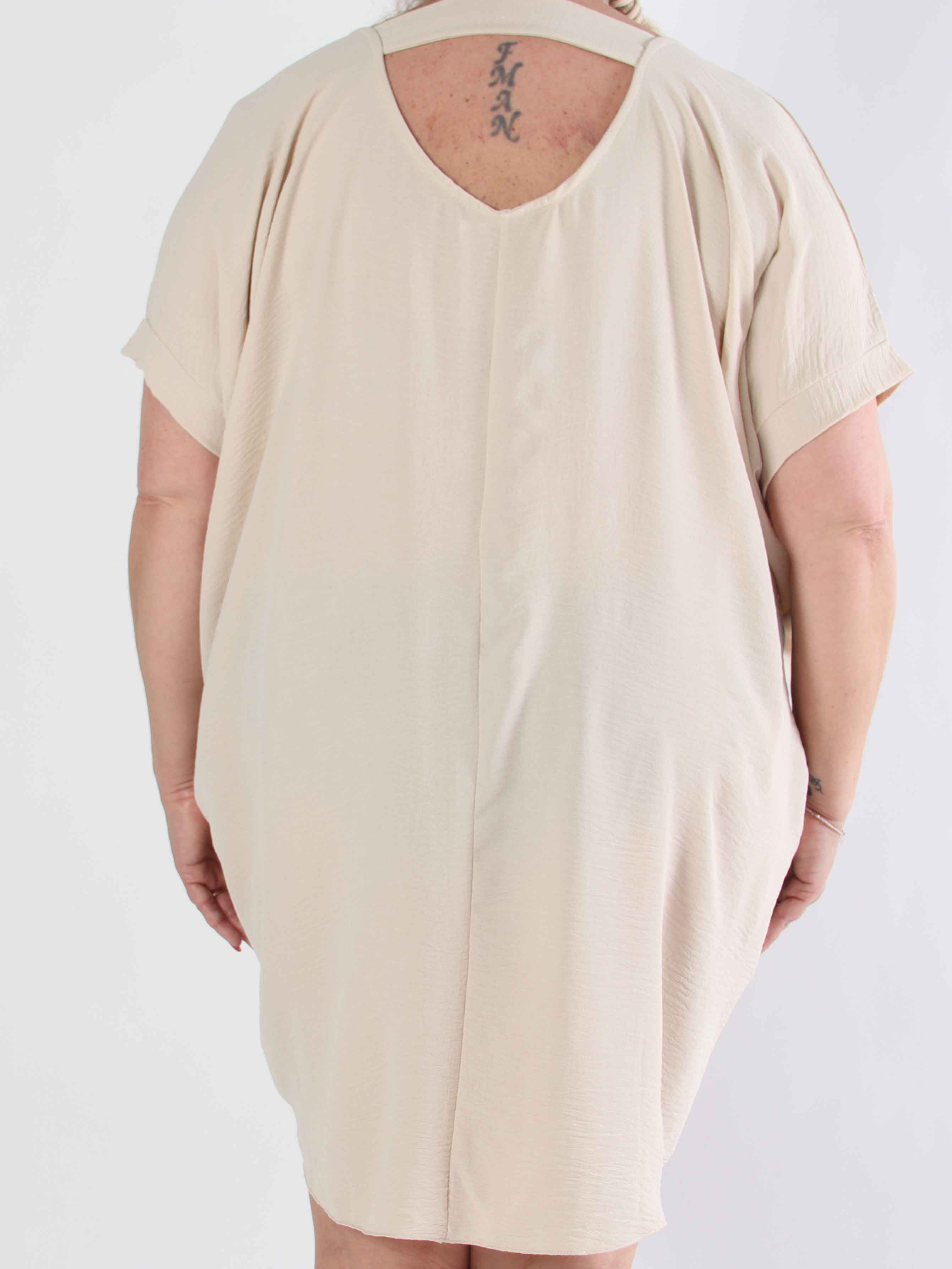 Bine - Söt plus size-klänning i lös passform med guldtryck på bröstet