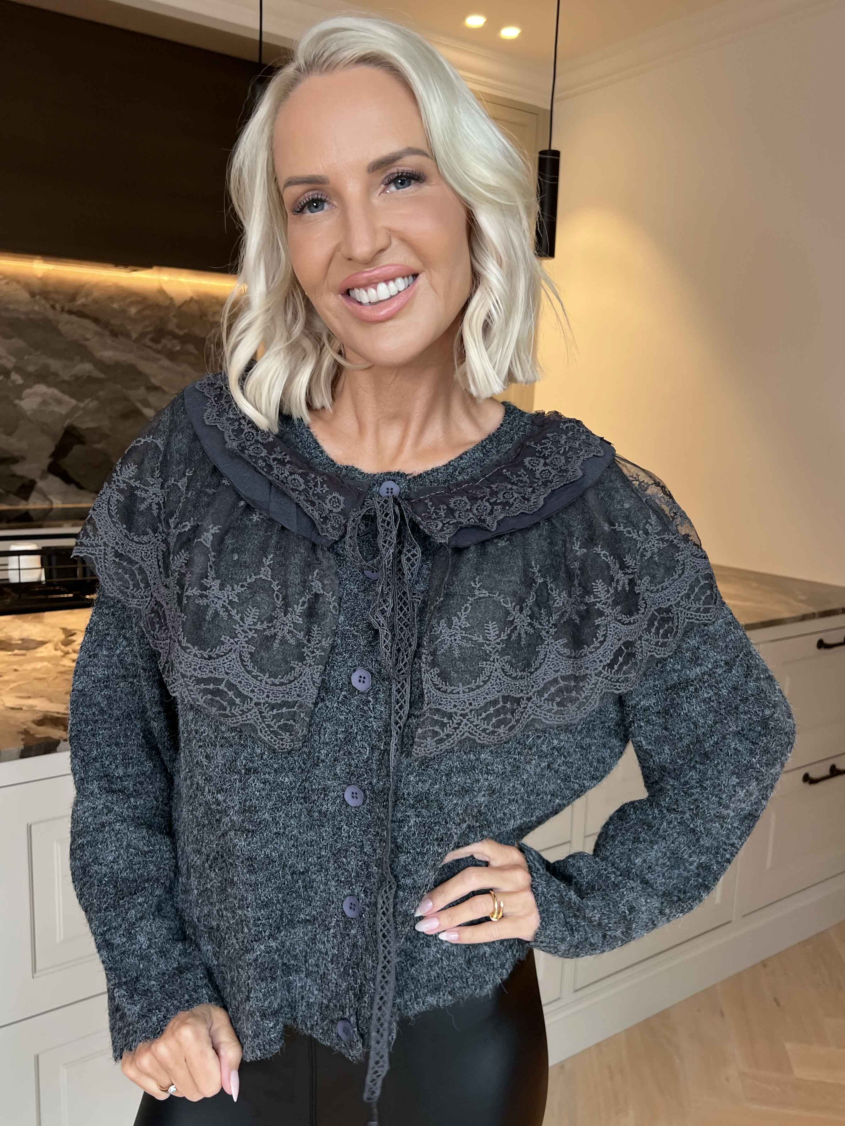 Bologna - Feminin strikcardigan med fine flæse- og blondedetaljer