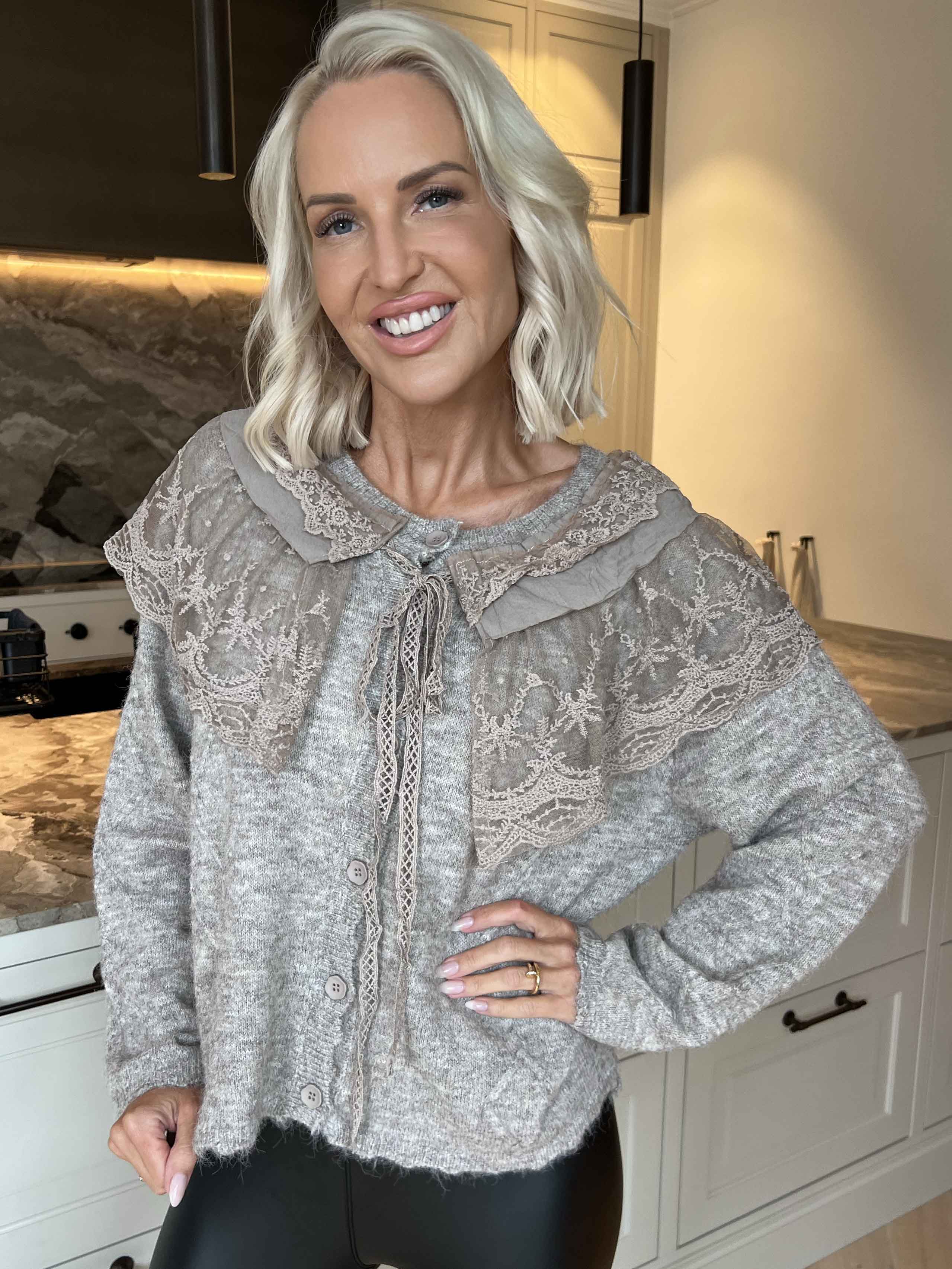 Bologna - Feminin strikcardigan med fine flæse- og blondedetaljer