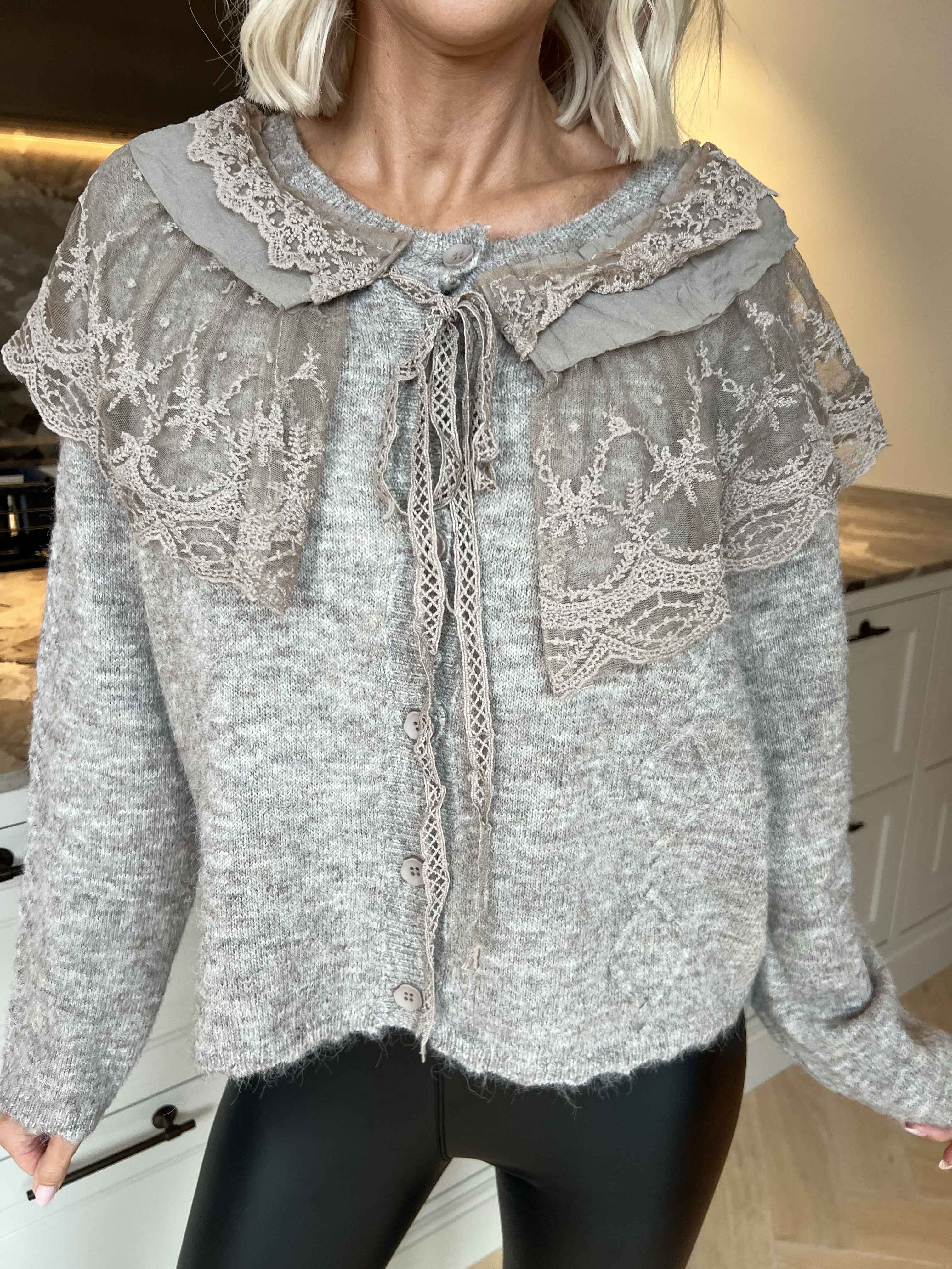 Bologna - Feminin strikcardigan med fine flæse- og blondedetaljer