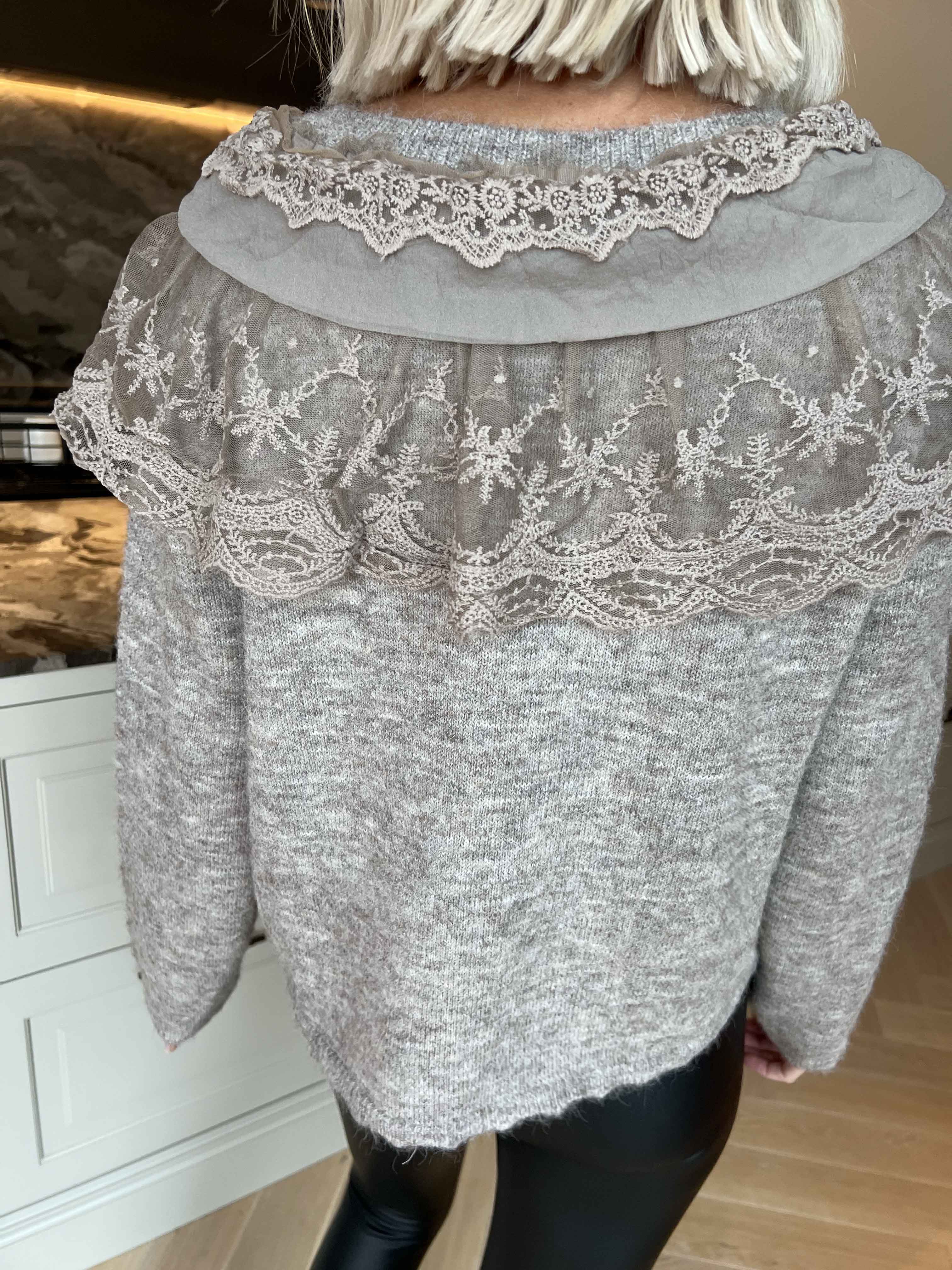 Bologna - Feminin strikcardigan med fine flæse- og blondedetaljer