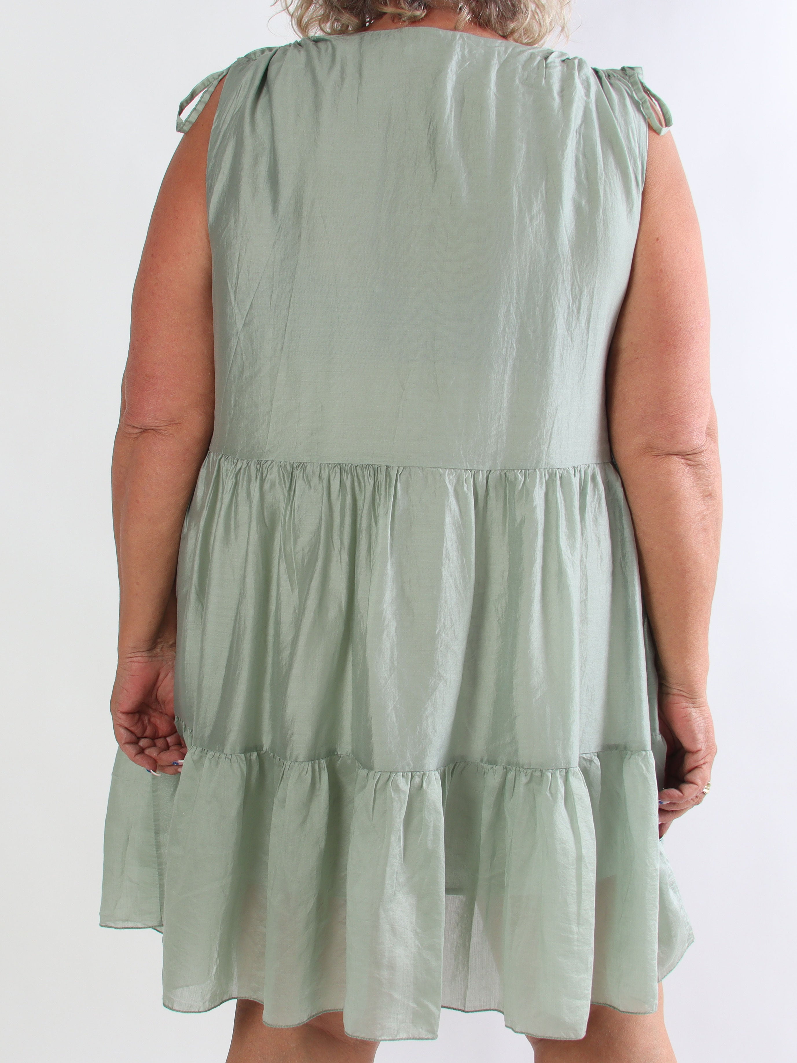 Branka - Lag-på-lag plus size kjole med fine rynkedetaljer ved skuldrene