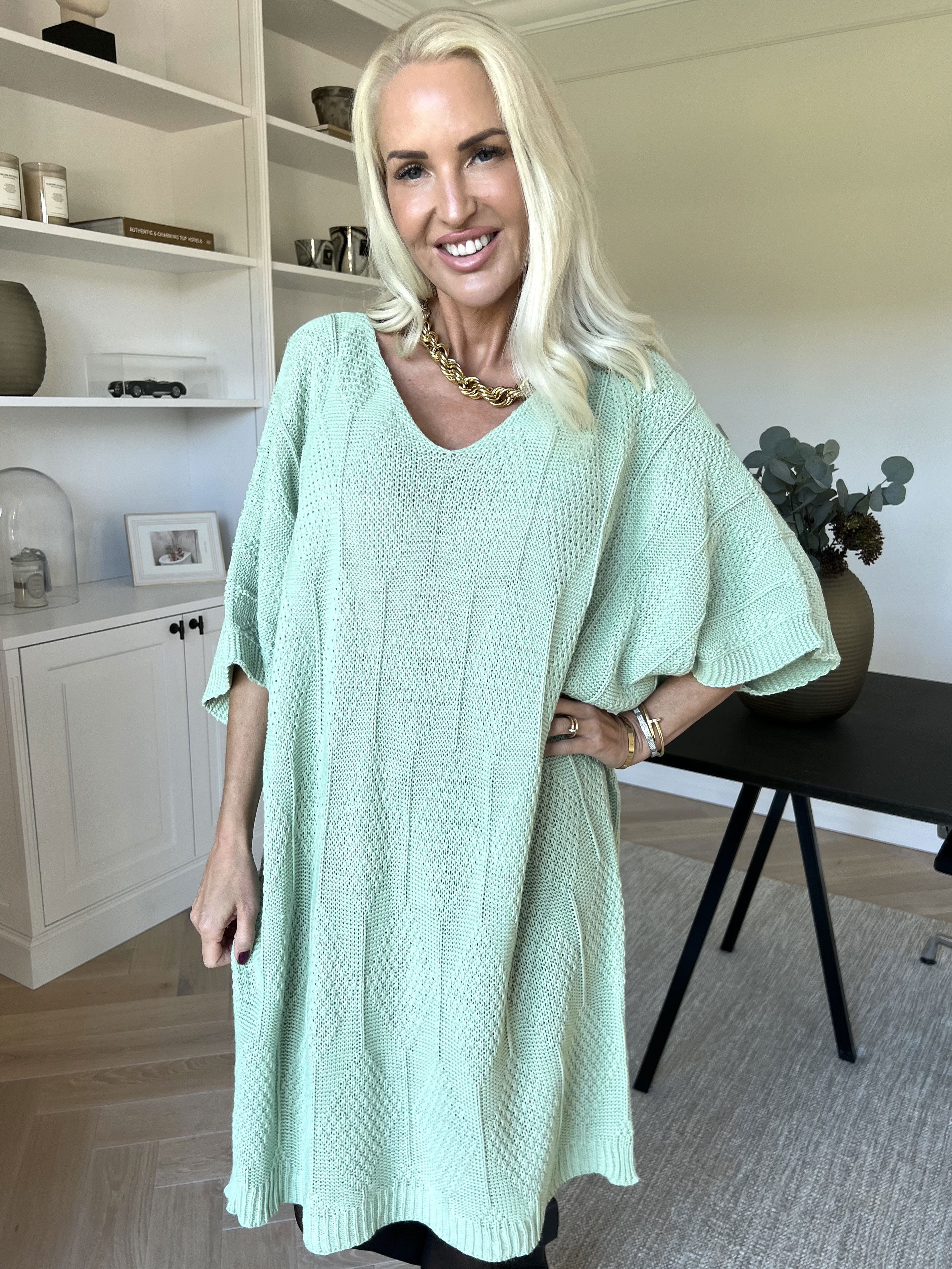 Brenda - Stickad klänning med korta ärmar
