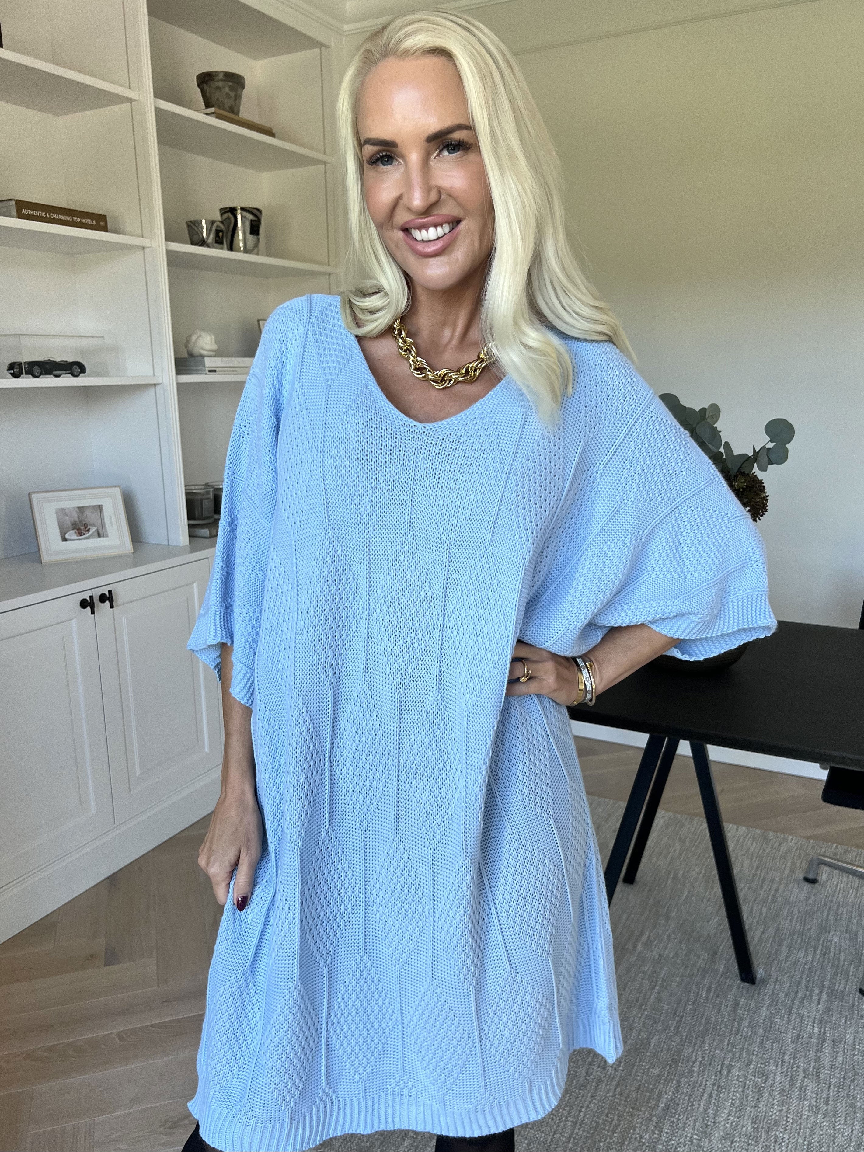 Brenda - Stickad klänning med korta ärmar