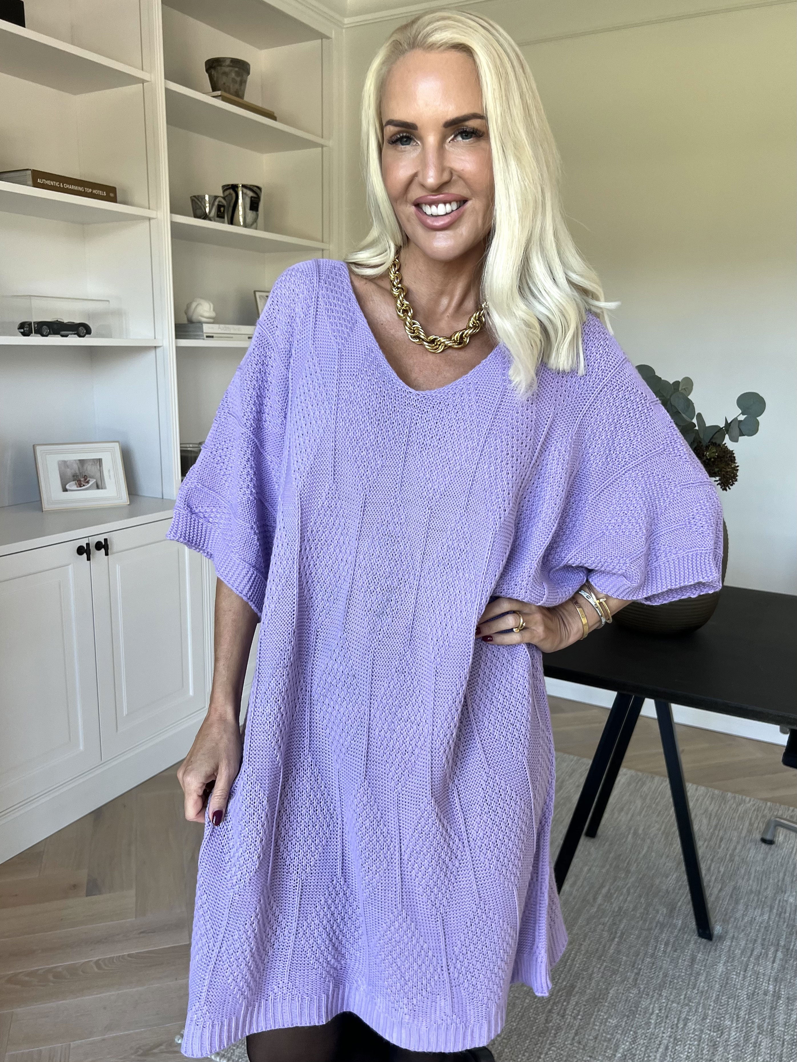 Brenda - Stickad klänning med korta ärmar