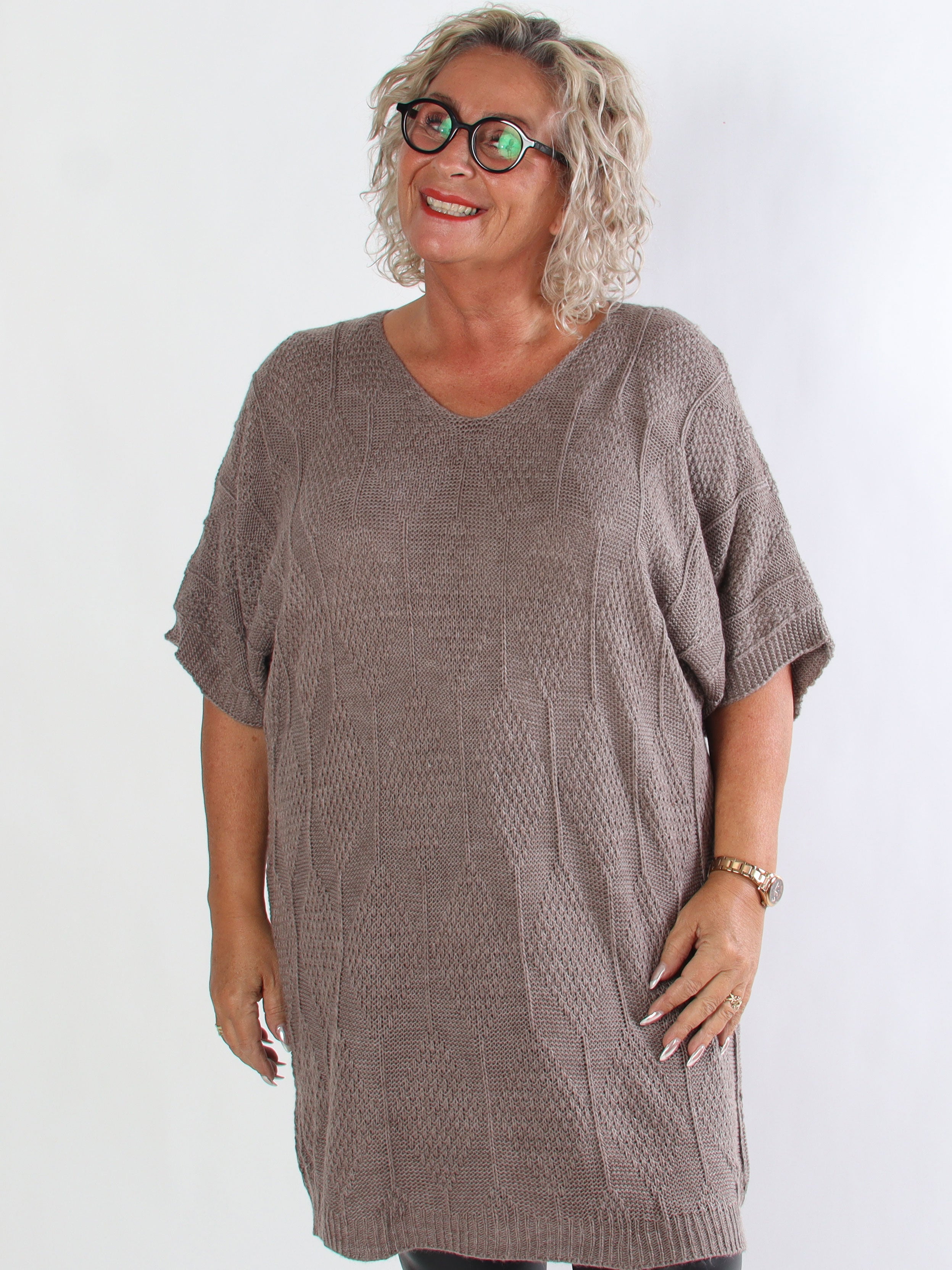 Brenda - Stickad plus size klänning med korta ärmar
