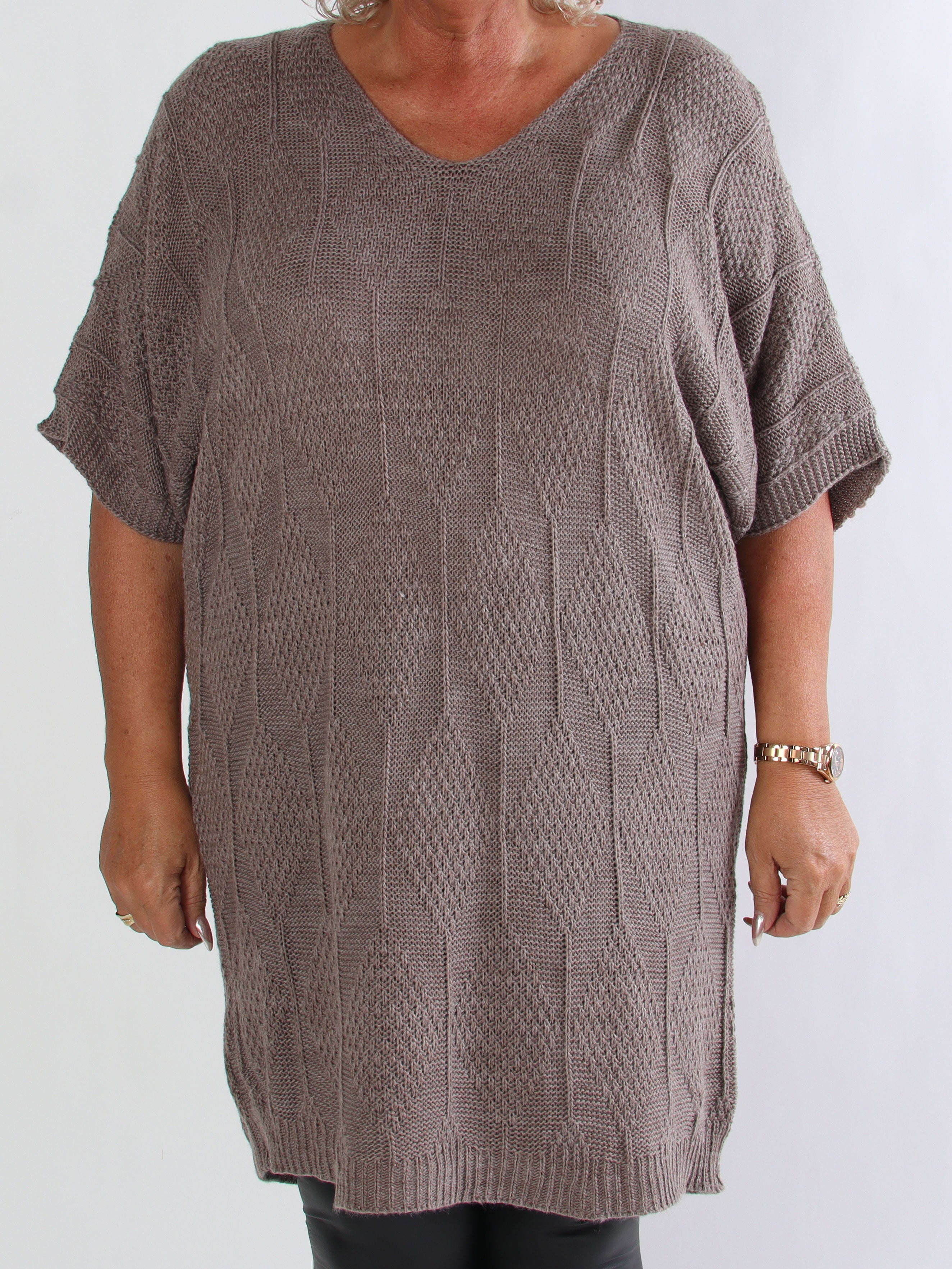 Brenda - Stickad plus size klänning med korta ärmar