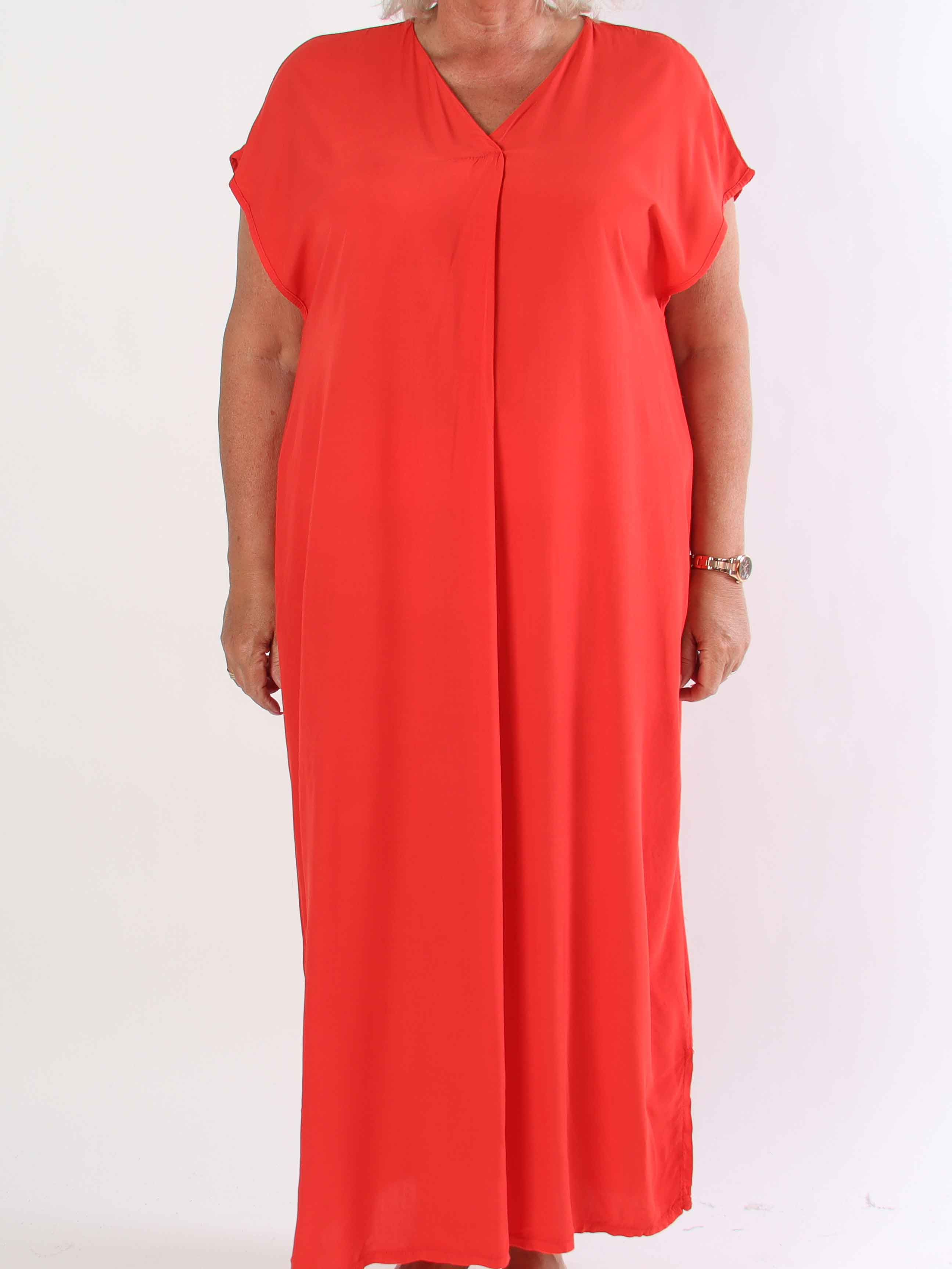 Briseis - Lång luftig plus size klänning i viskos med v-skärning