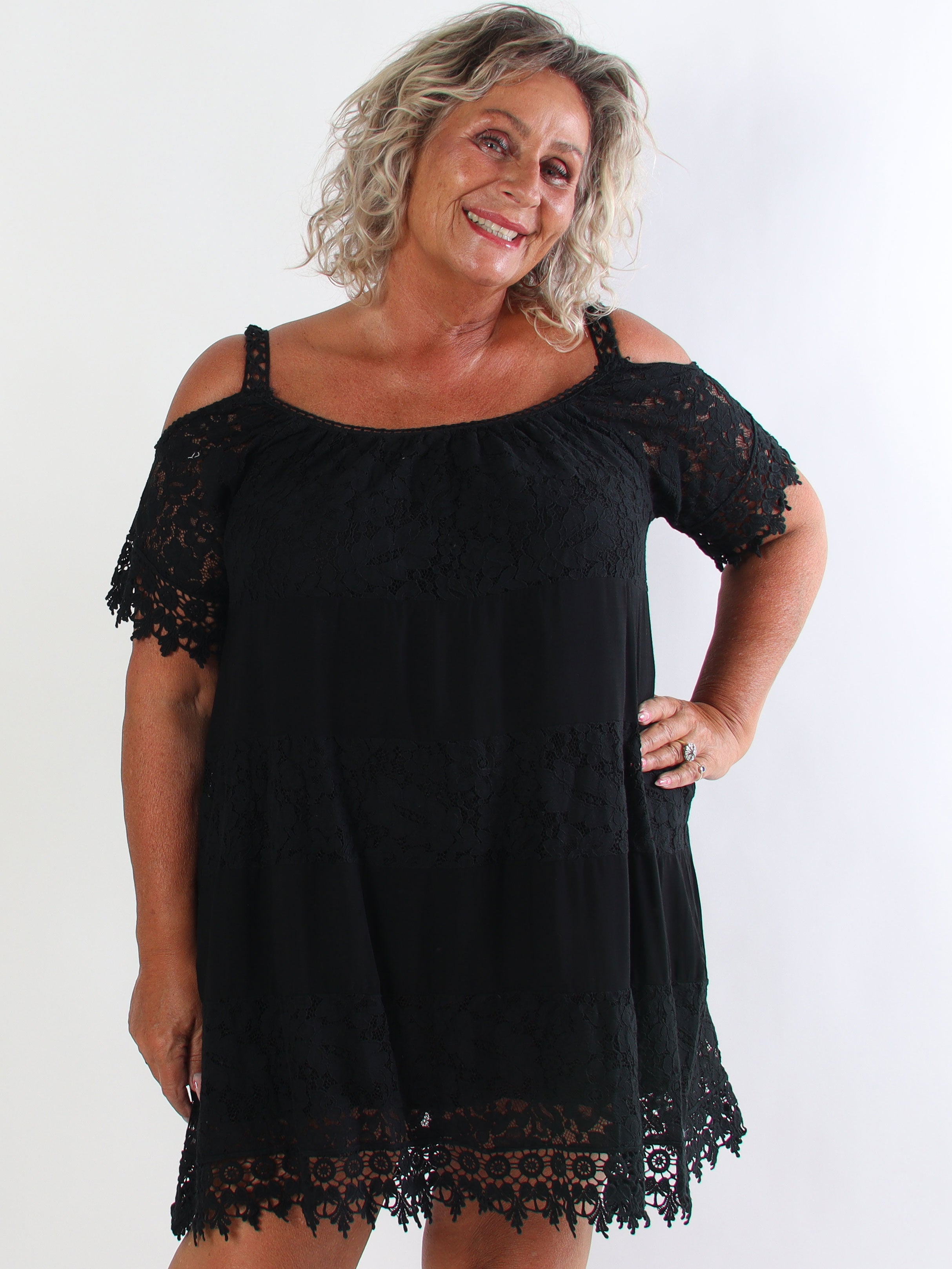 Capitolina - Plus size blondekjole i bomuldsblanding med åbne skuldre