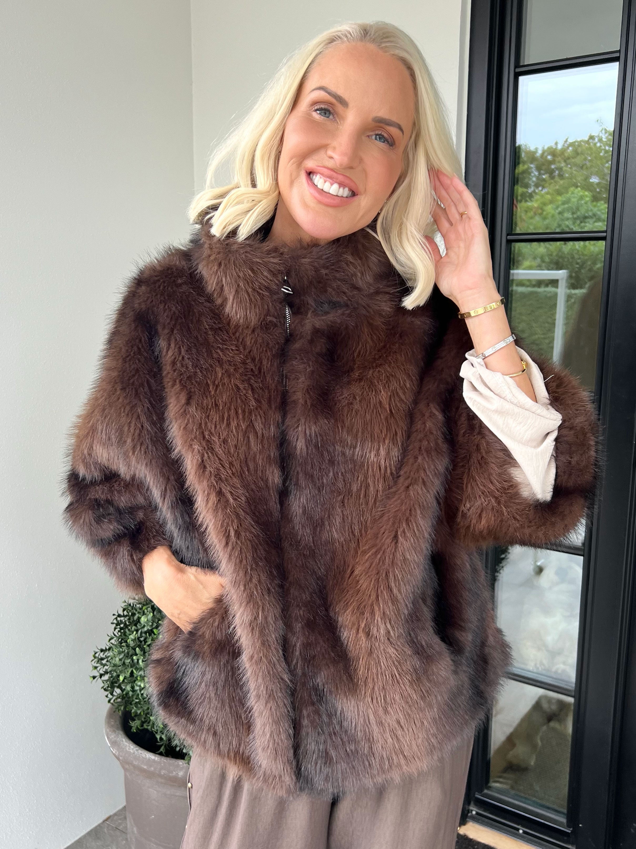 Caramella - Blød og eksklusiv faux fur-jakke i kort model med lynlåslukning