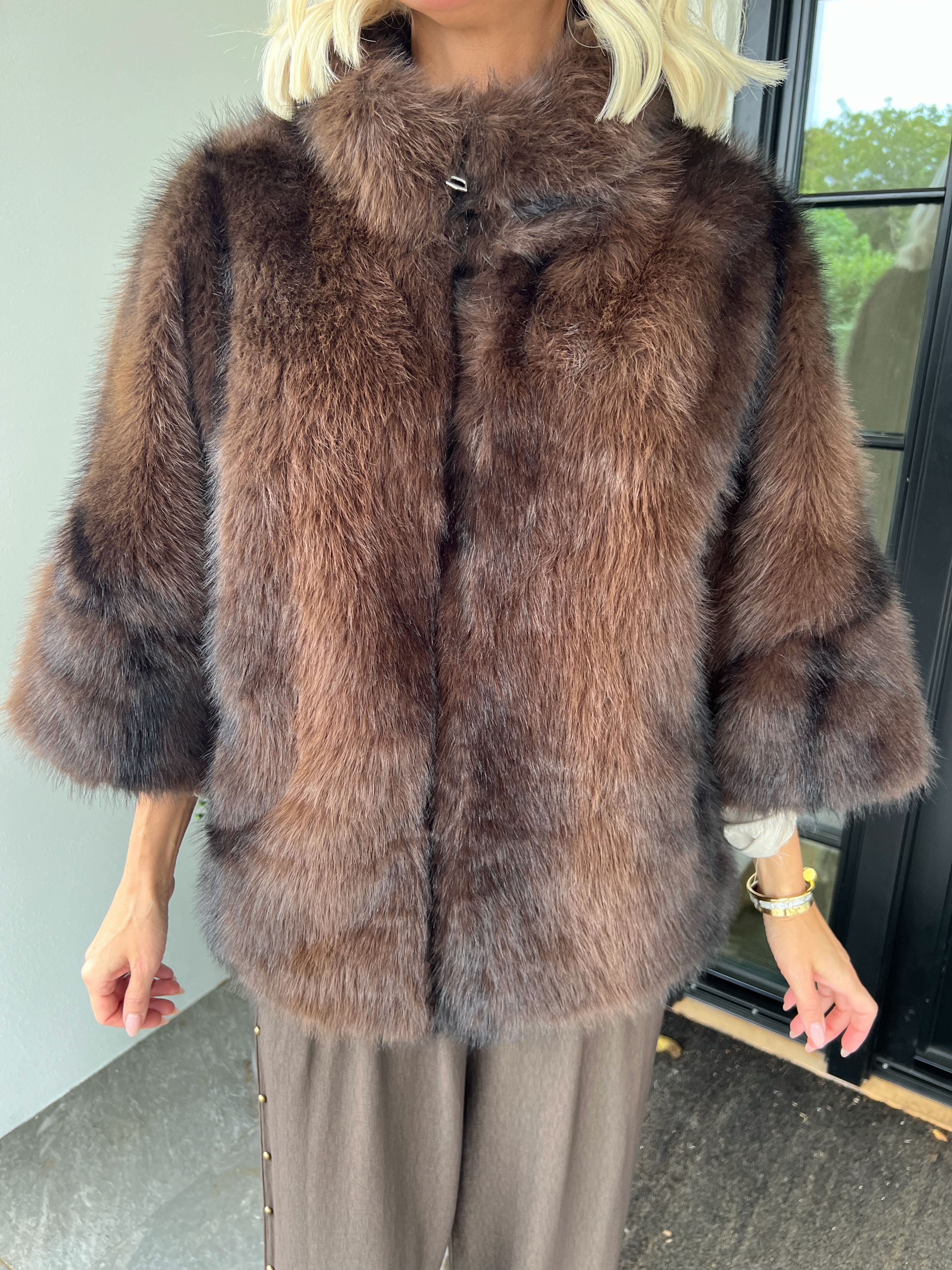 Caramella - Blød og eksklusiv faux fur-jakke i kort model med lynlåslukning
