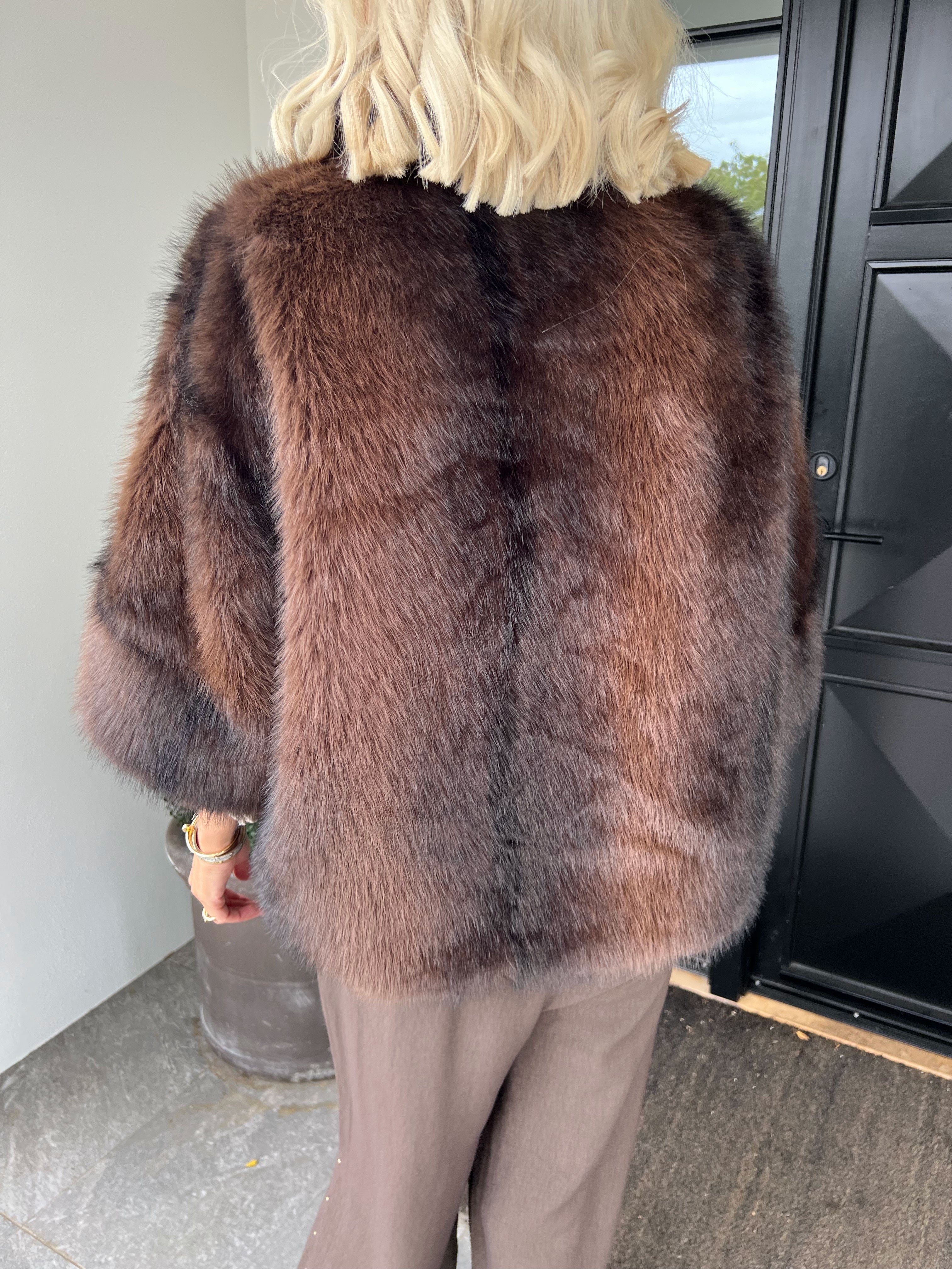 Caramella - Blød og eksklusiv faux fur-jakke i kort model med lynlåslukning