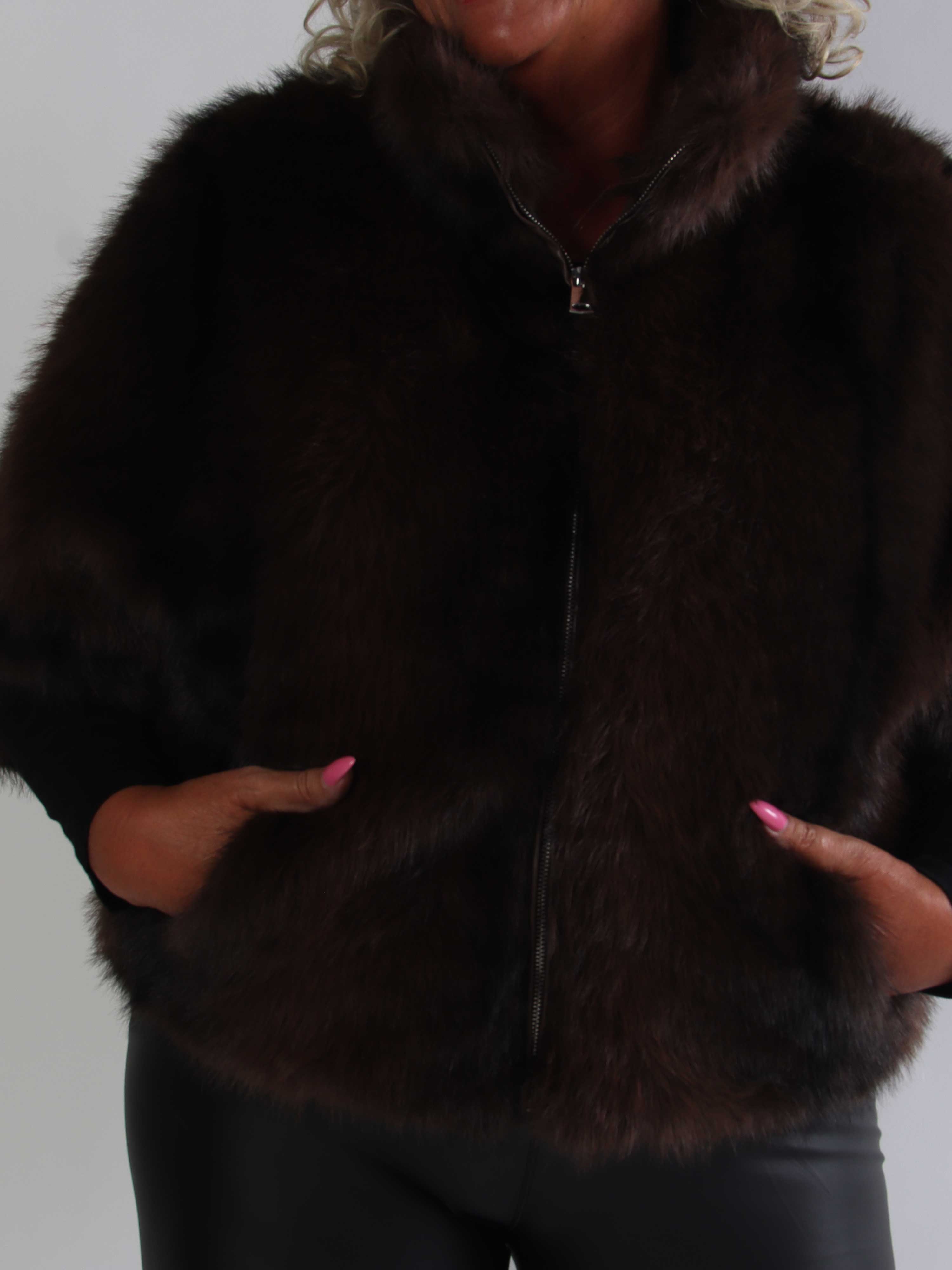 Caramella - Blød og eksklusiv plus size faux fur-jakke i kort model med lynlåslukning