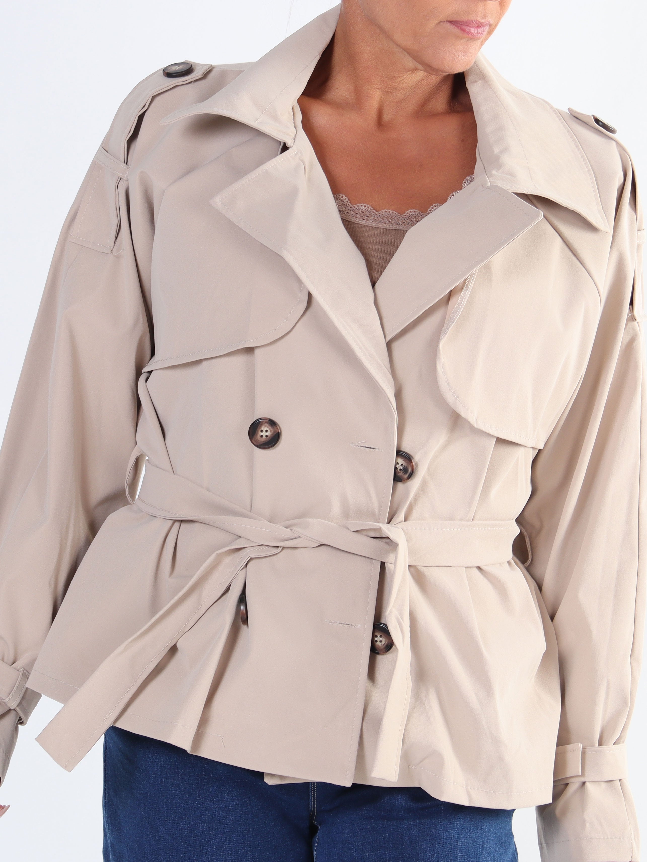 Carmen - Kort trenchcoat med knappar