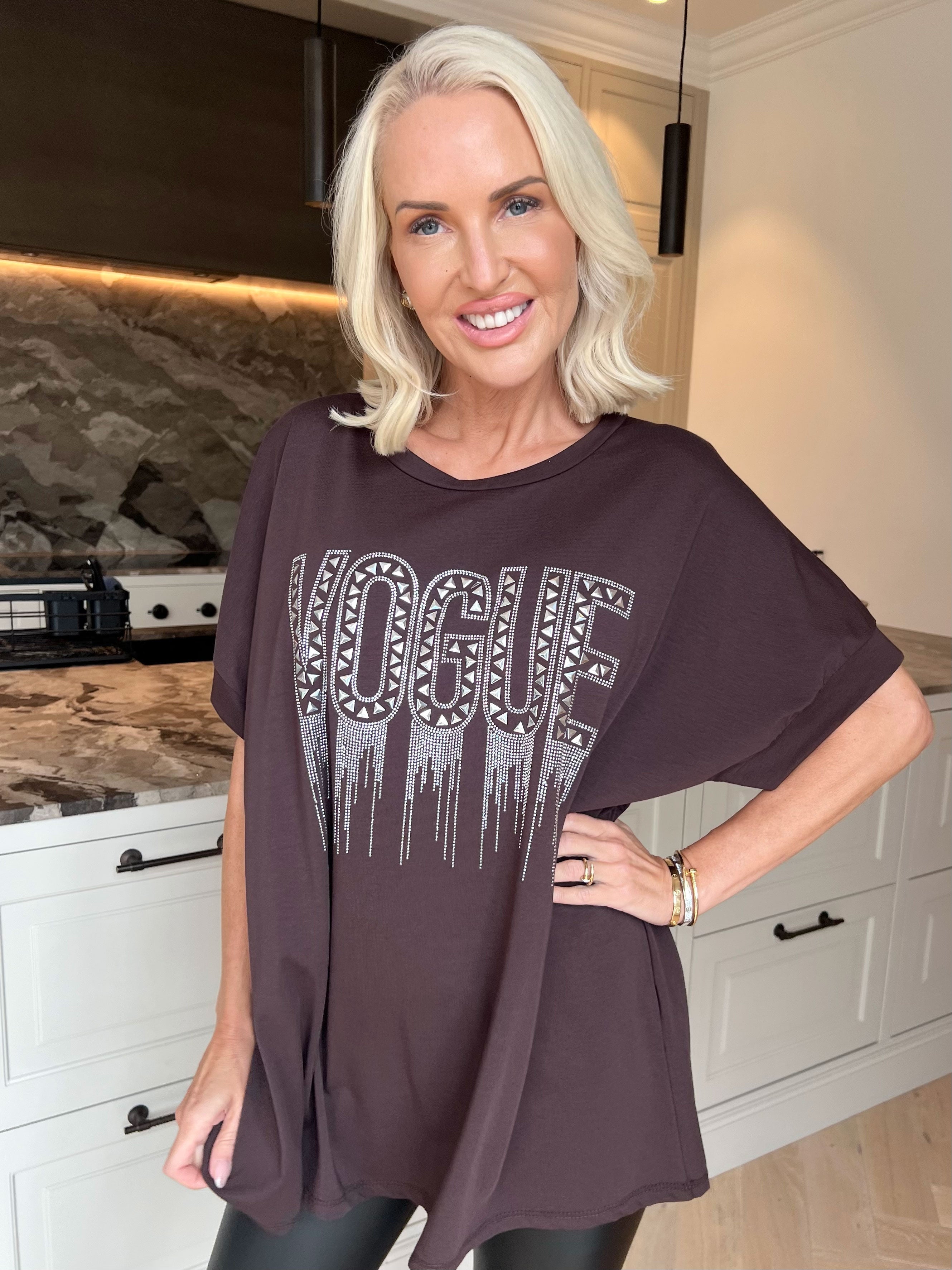 Carna - T-shirt i bomuld med VOGUE på brystet med fine similisten og nitter