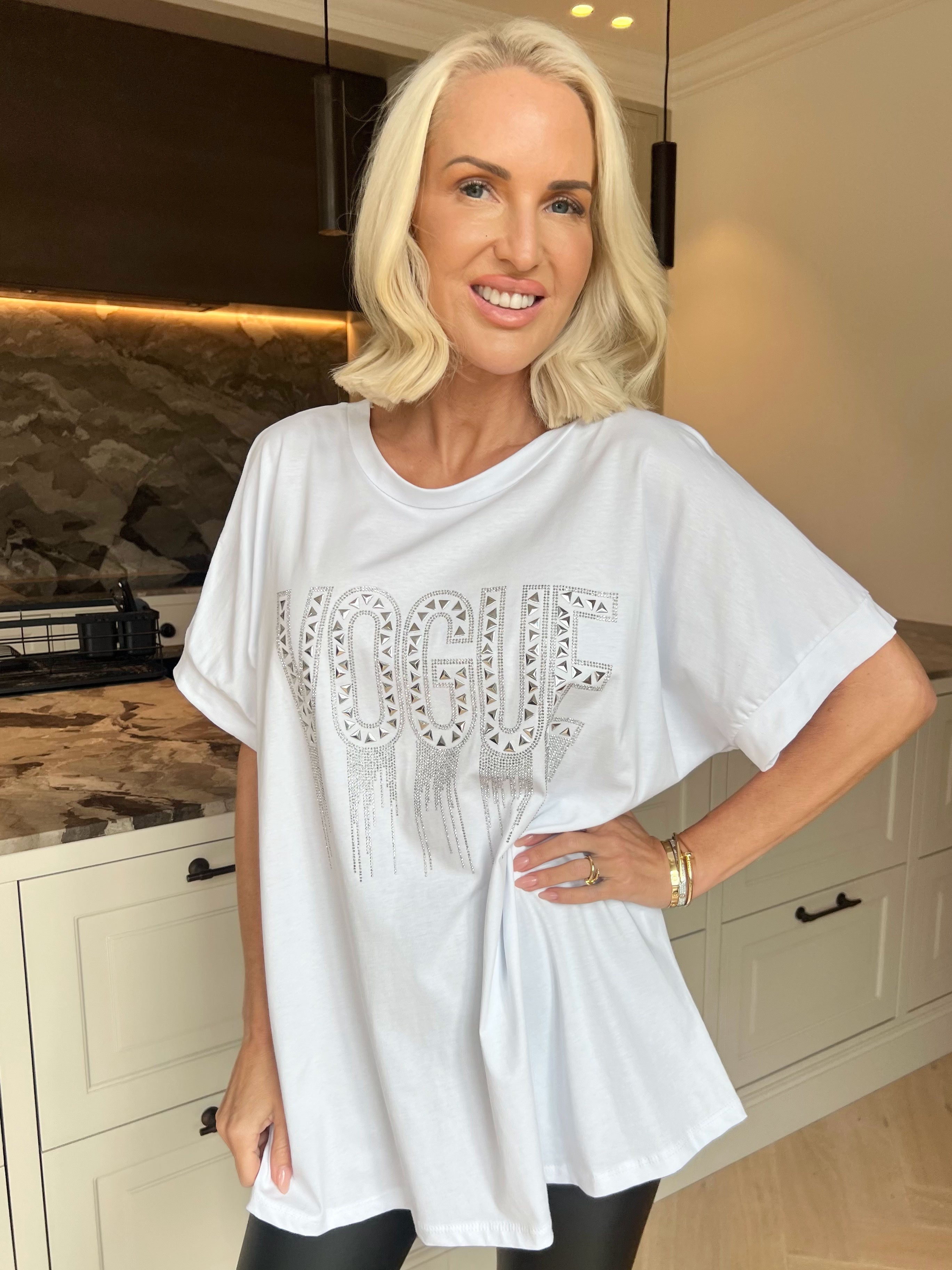 Carna - T-shirt i bomuld med VOGUE på brystet med fine similisten og nitter