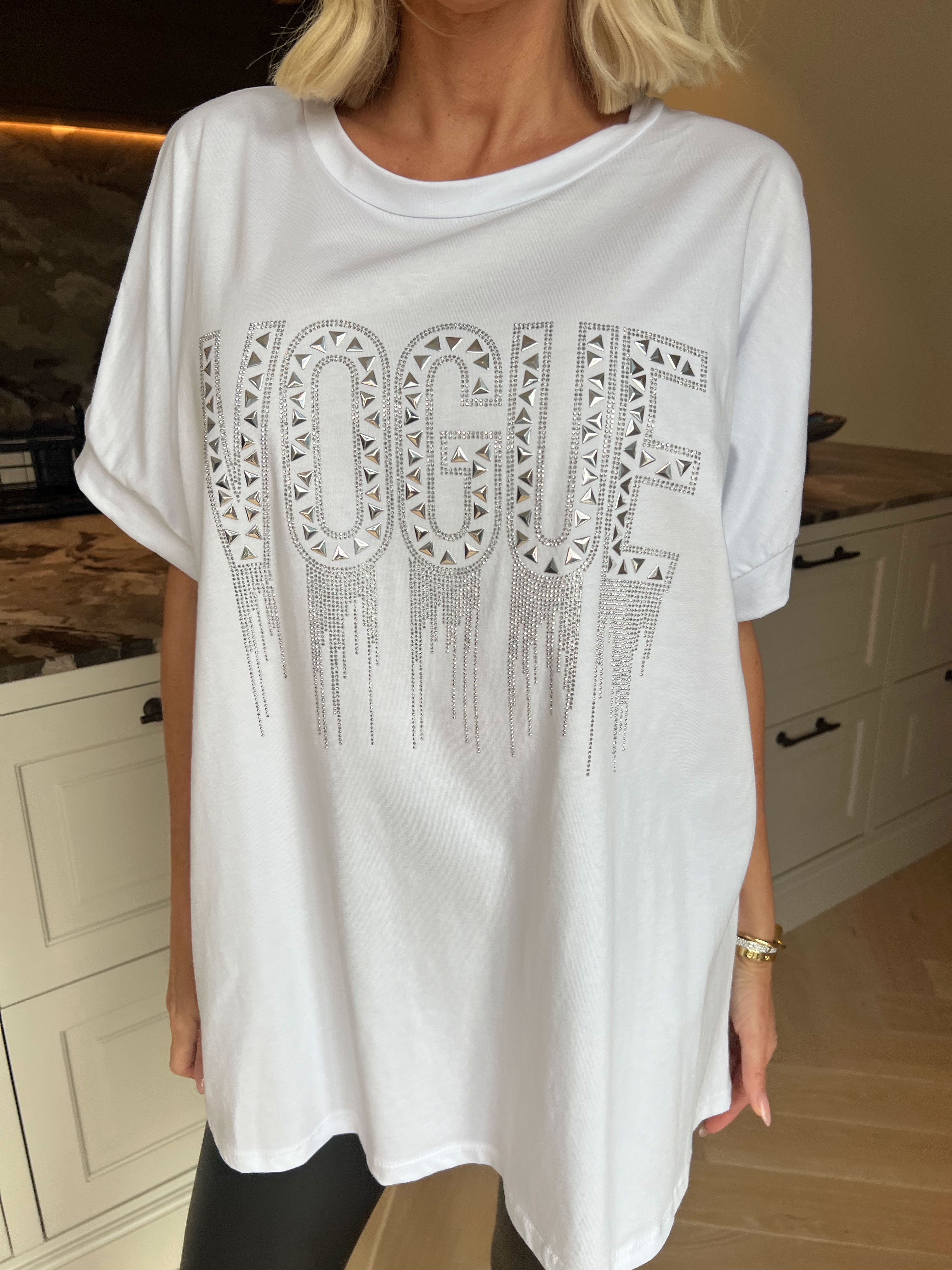 Carna - T-shirt i bomuld med VOGUE på brystet med fine similisten og nitter