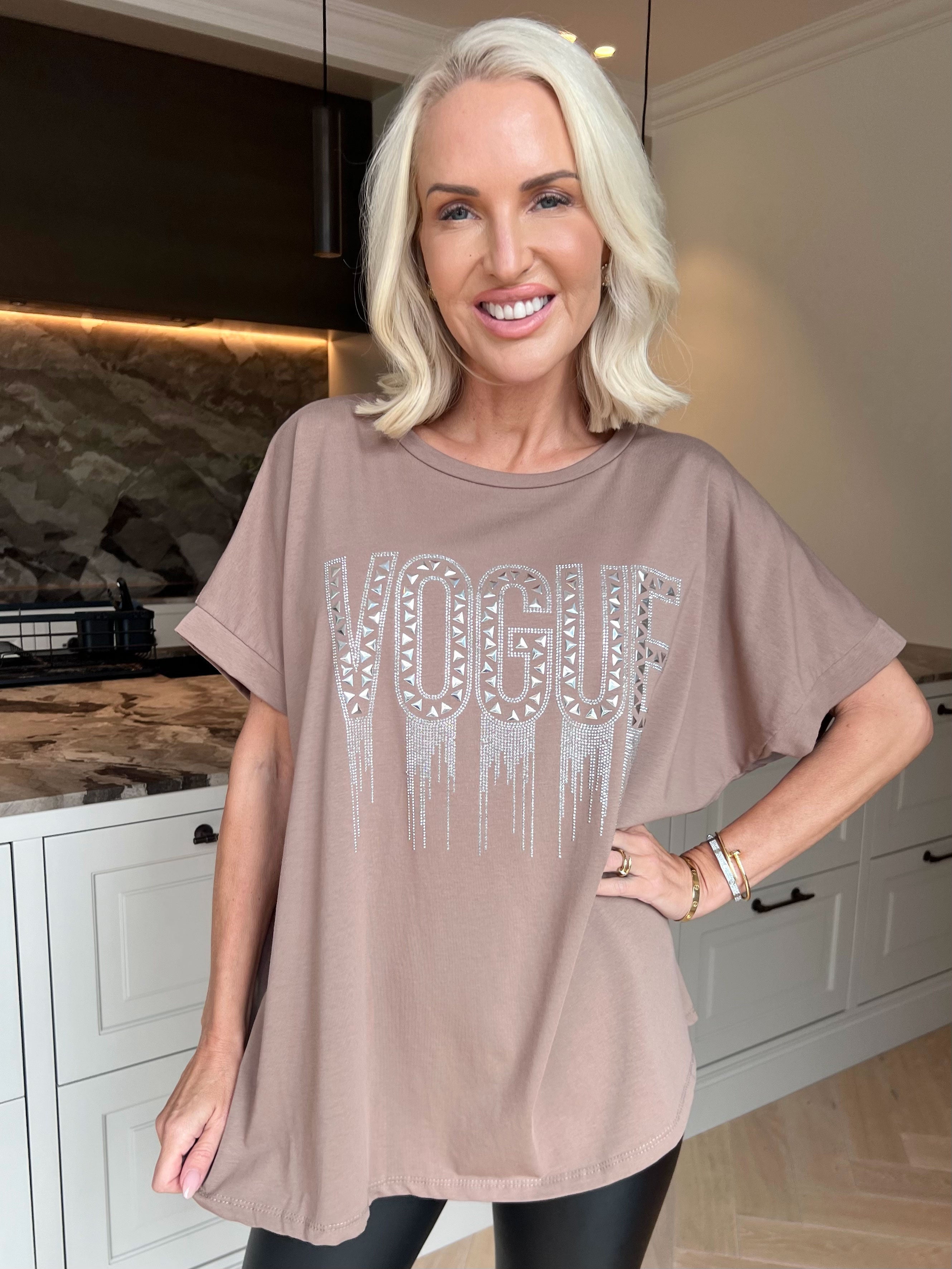 Carna - T-shirt i bomuld med VOGUE på brystet med fine similisten og nitter