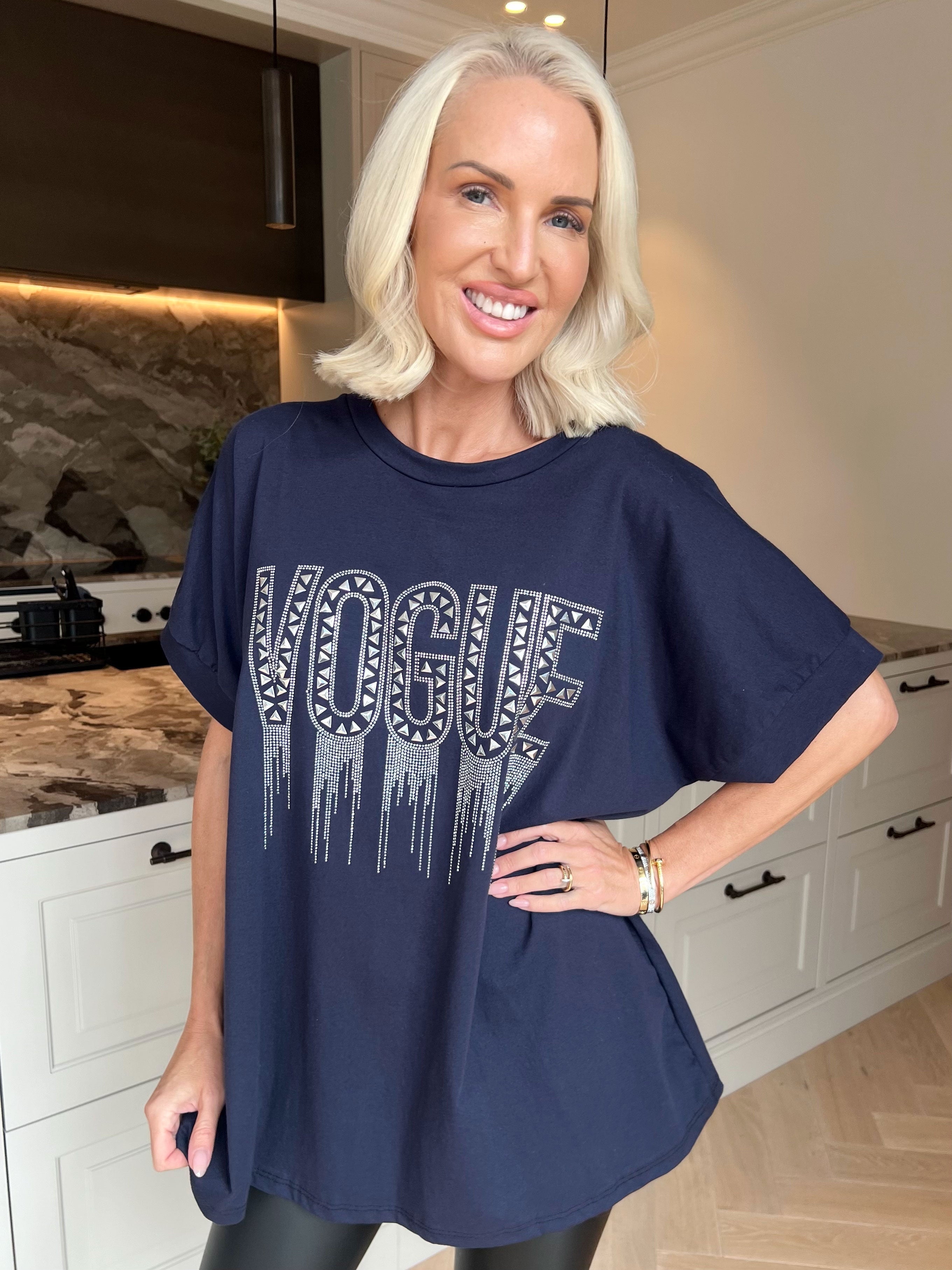 Carna - T-shirt i bomuld med VOGUE på brystet med fine similisten og nitter