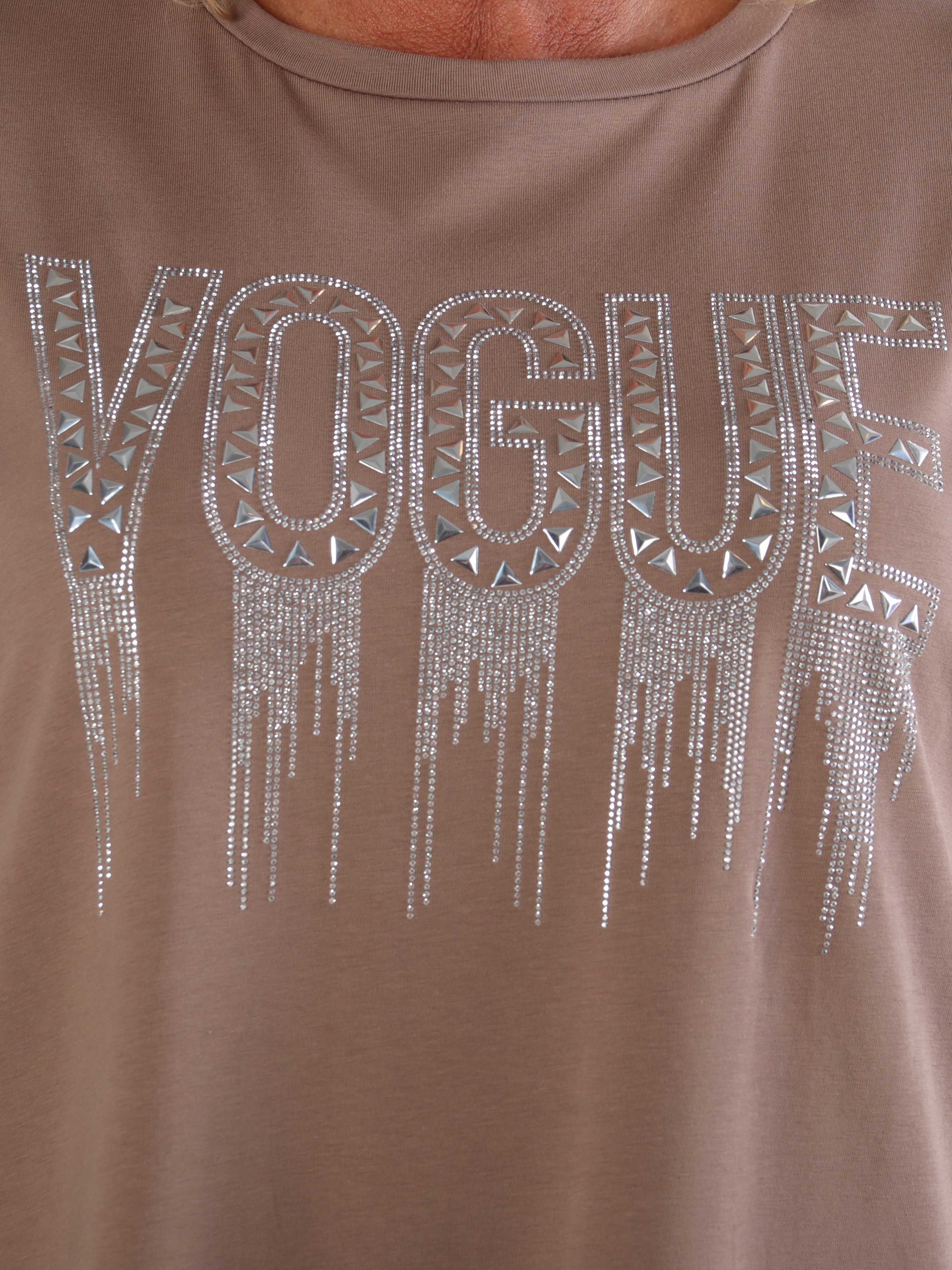 Carna - Plus size t-shirt i bomuld med VOGUE på brystet med fine similisten
