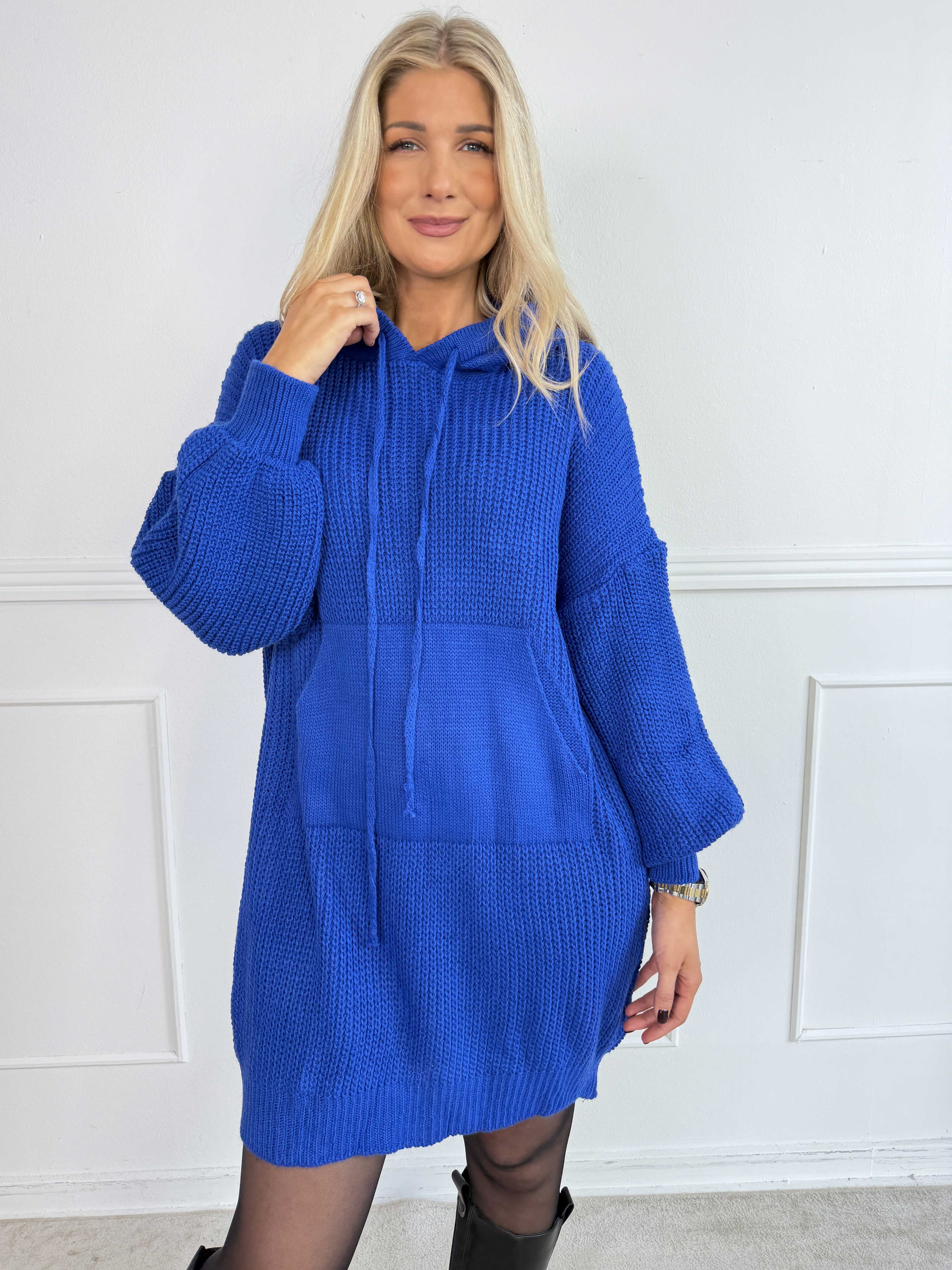 Carolin – Plus size stickad klänning med huva och stor framficka