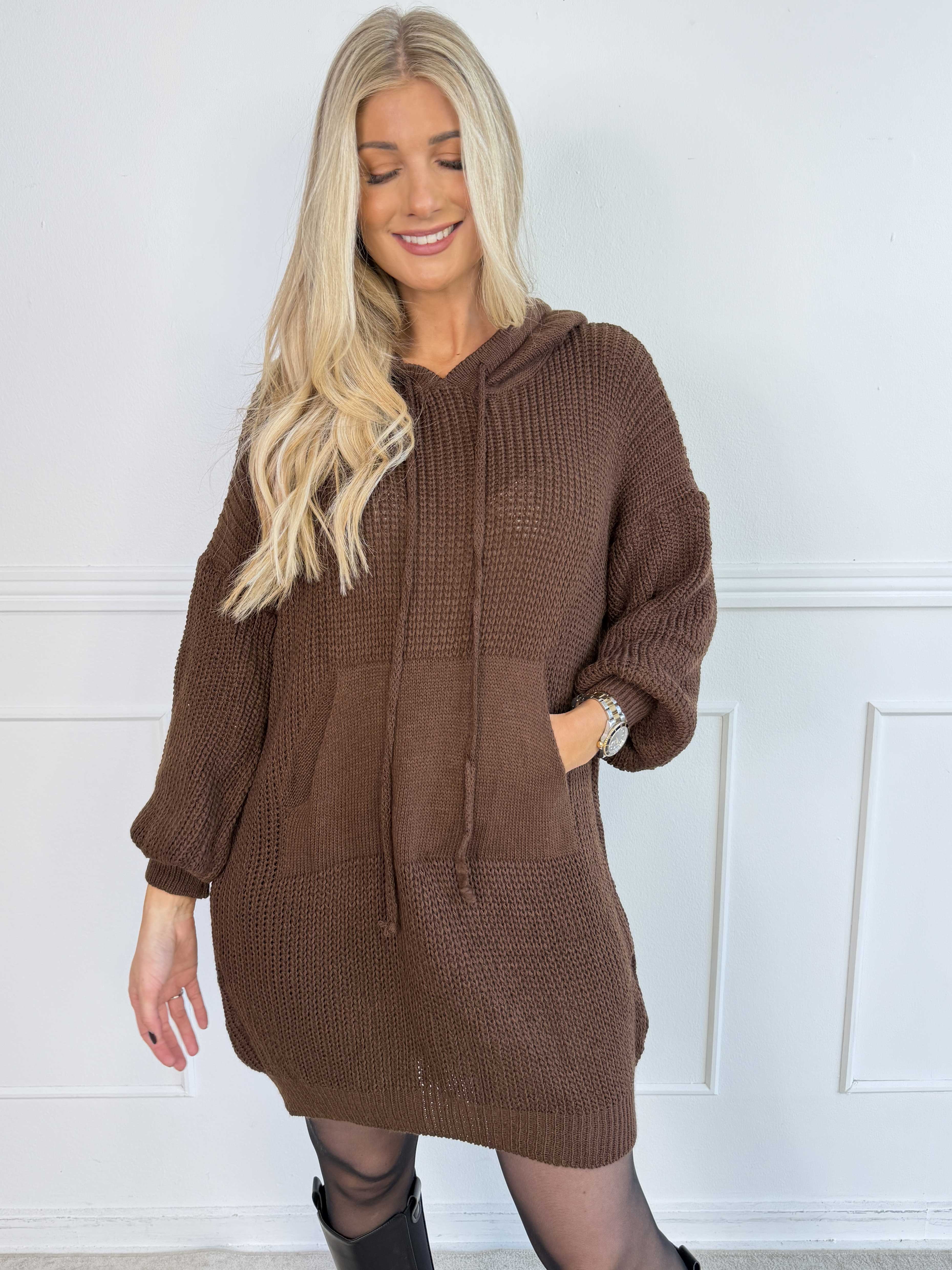 Carolin – Plus size stickad klänning med huva och stor framficka