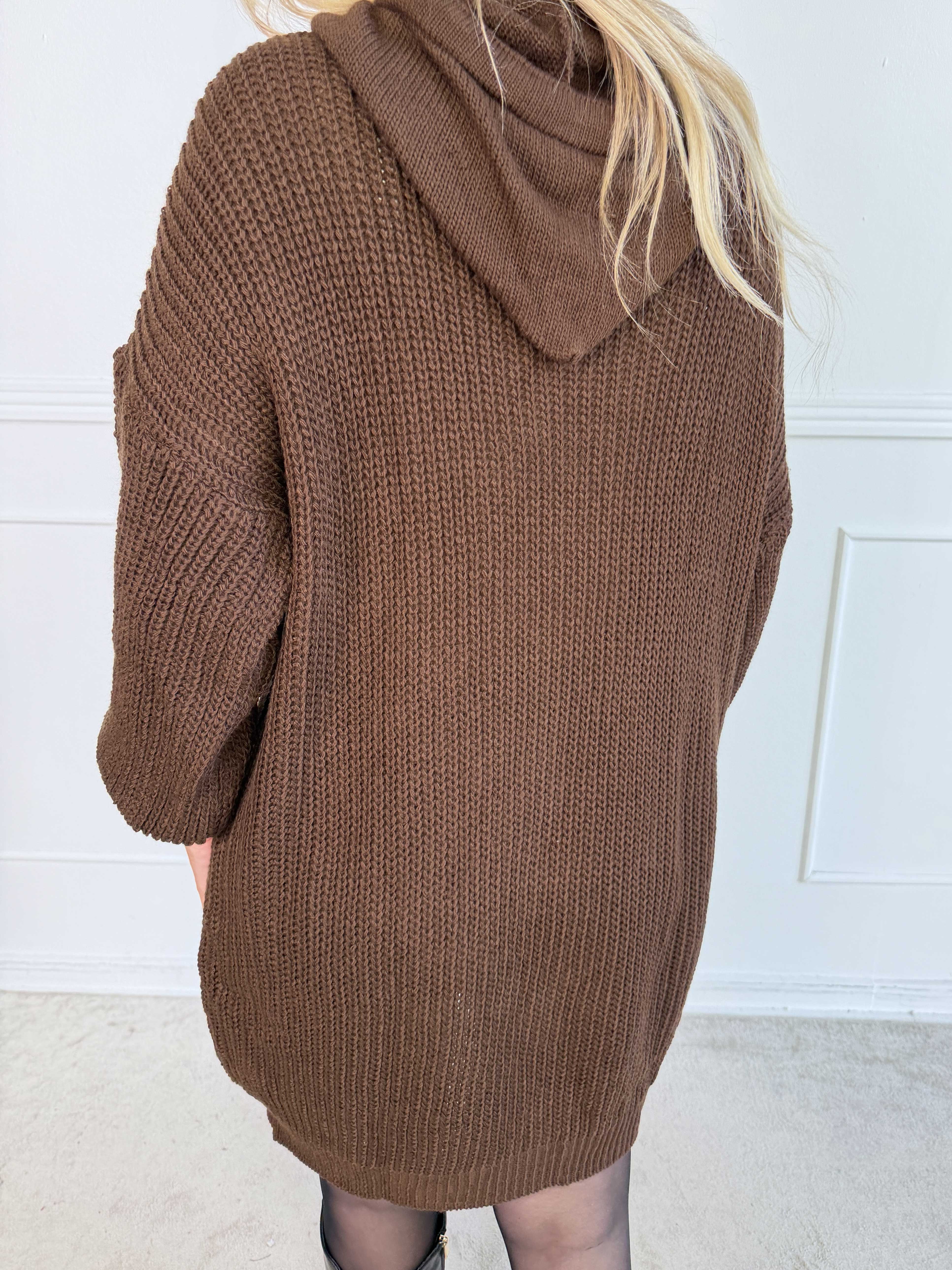 Carolin – Plus size stickad klänning med huva och stor framficka