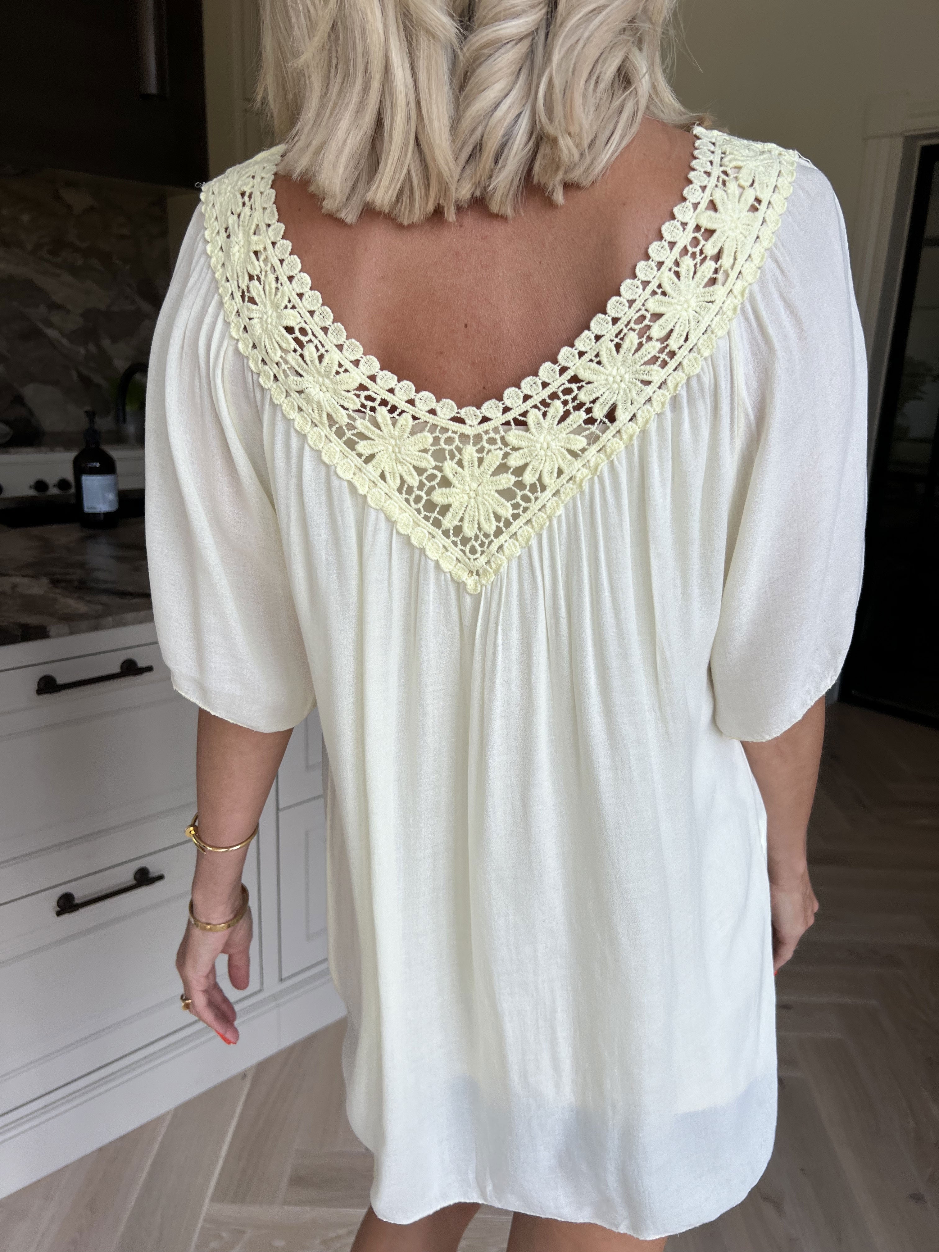 Cassandra - Söt lätt tunika i viskos med broderad skärning