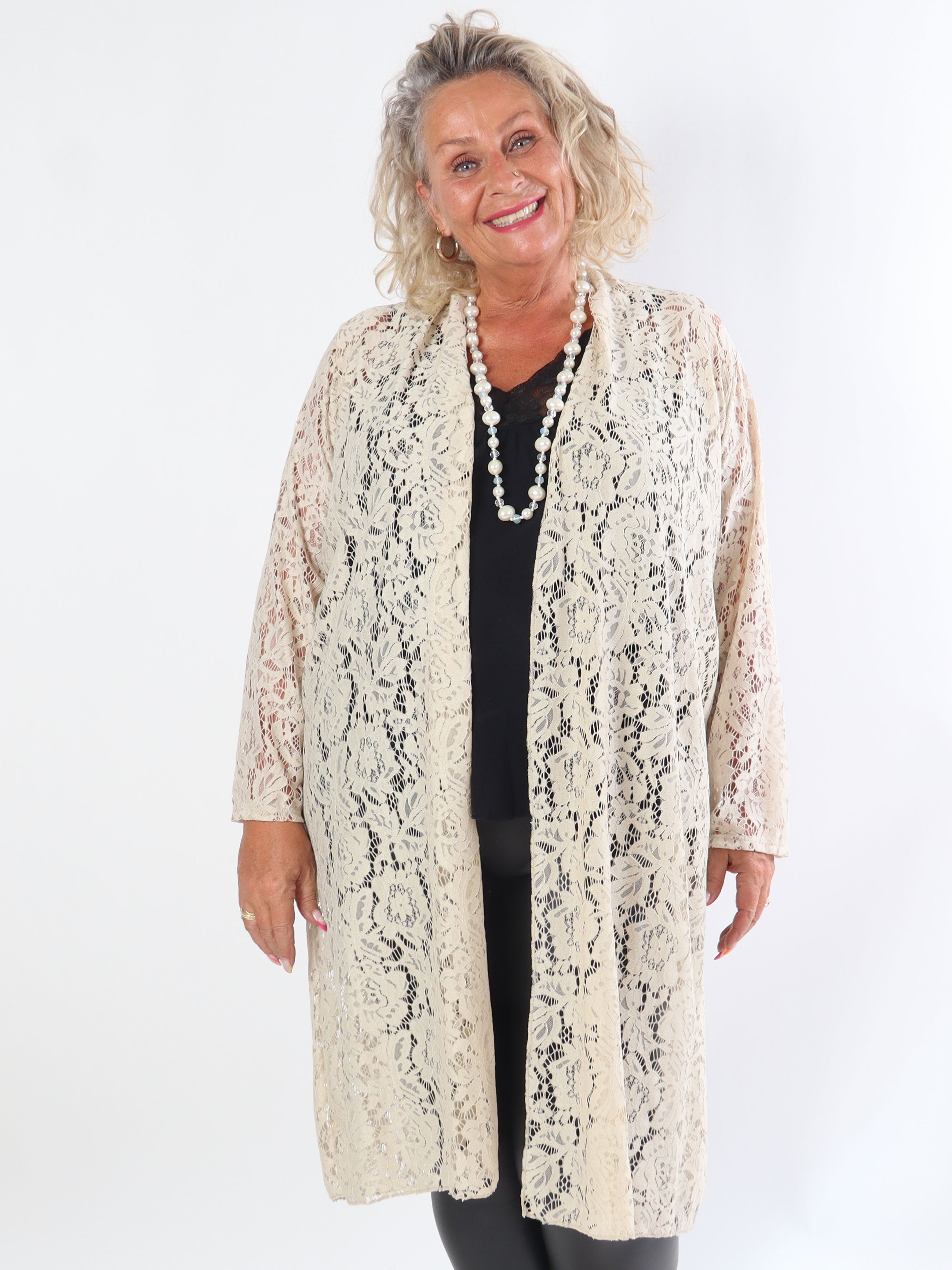 Cece - Plus size-kofta i mjuk spets med stretch
