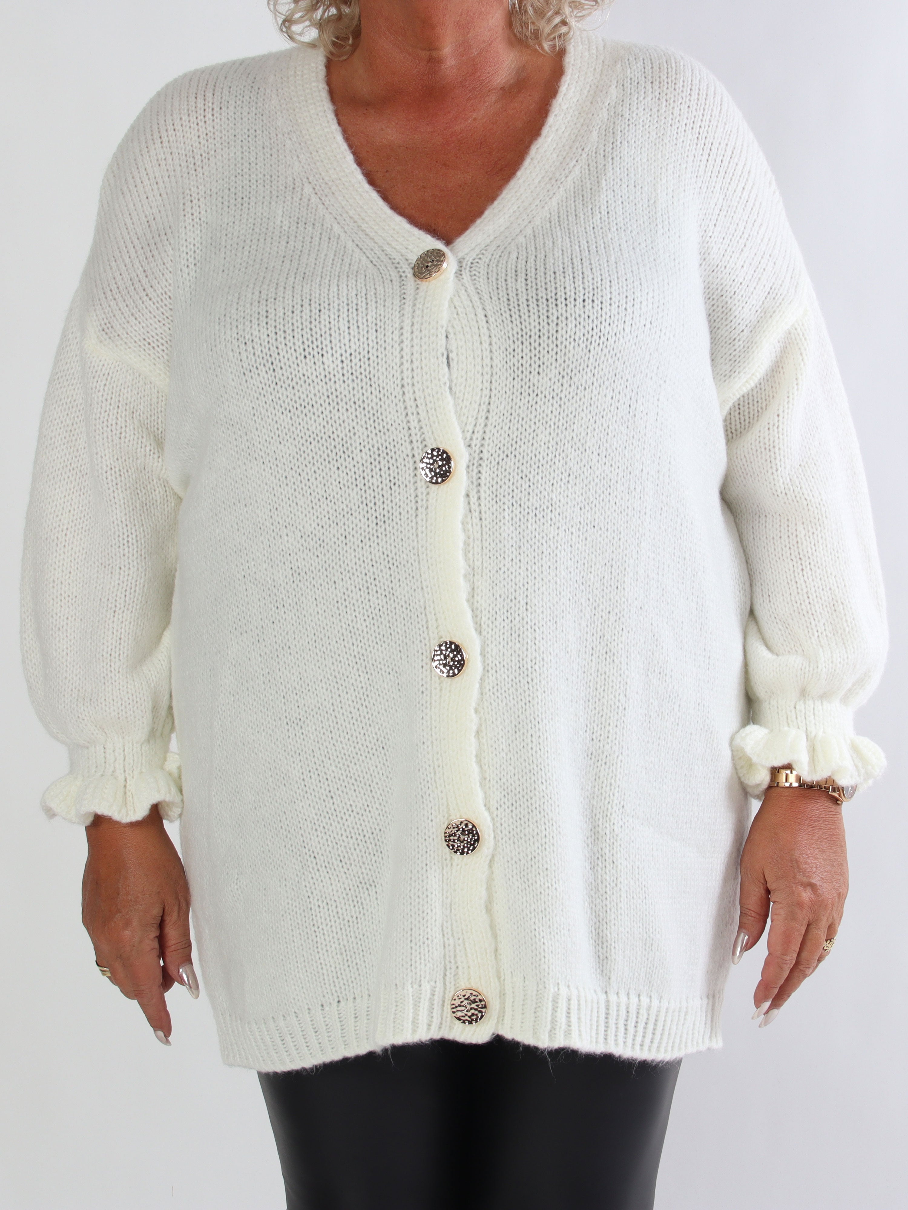 Celeste - Stickad plus size kofta med guldknappar och volangärmar