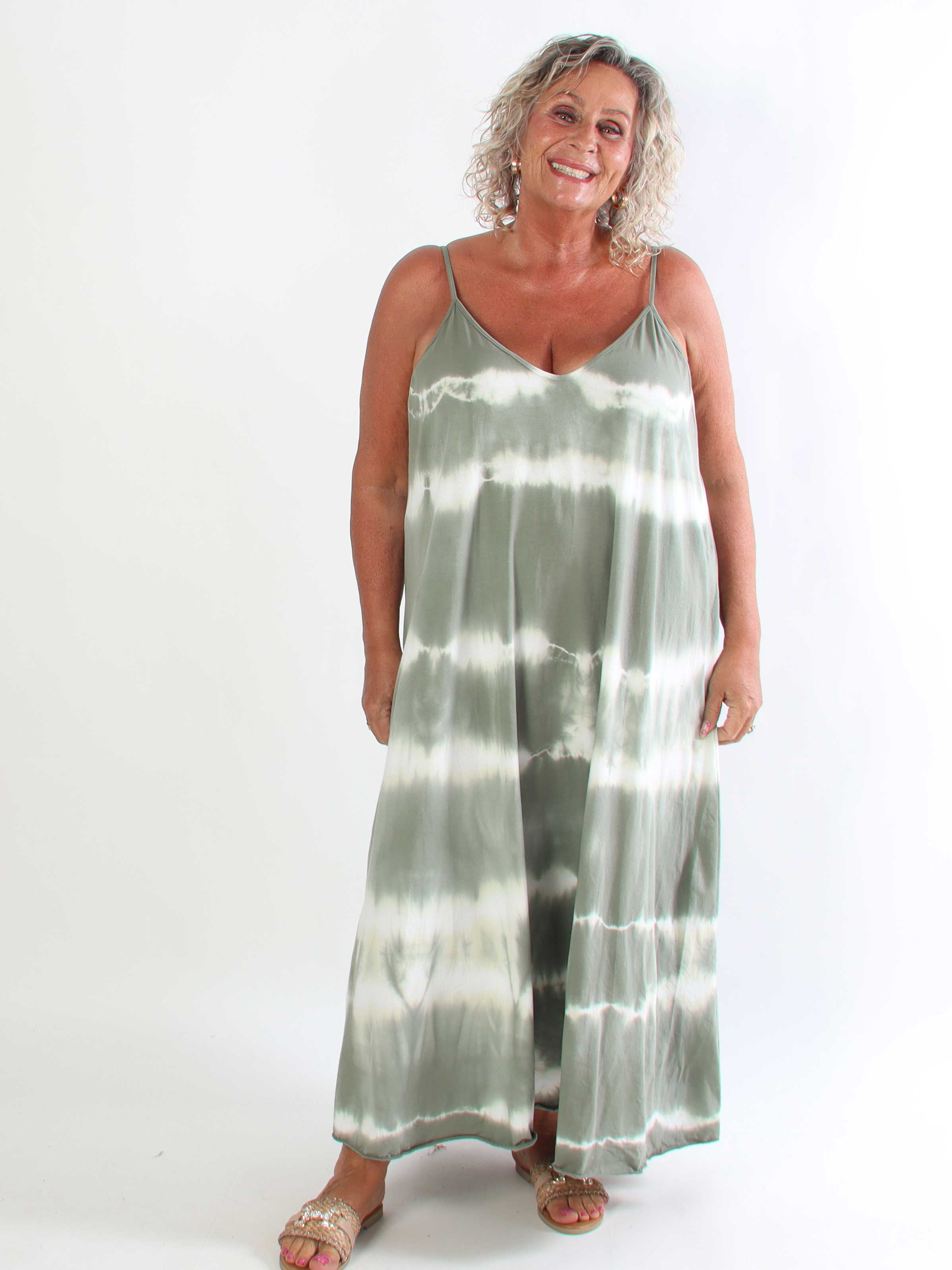 Celestine – Axelbandsklänning i plus-size med batikmönster, i mjuk och luftig bomull